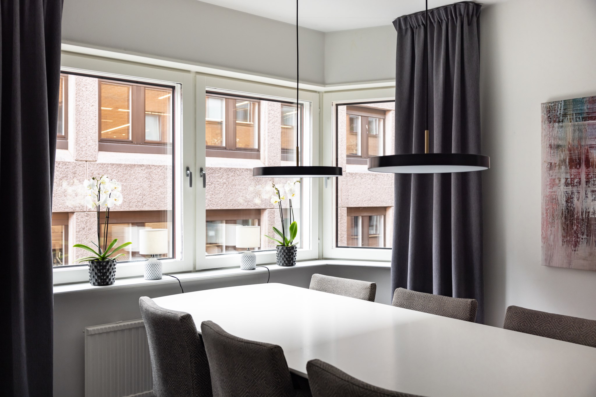 Matplats med generösa fönster Brunnsgatan 18, 2 tr