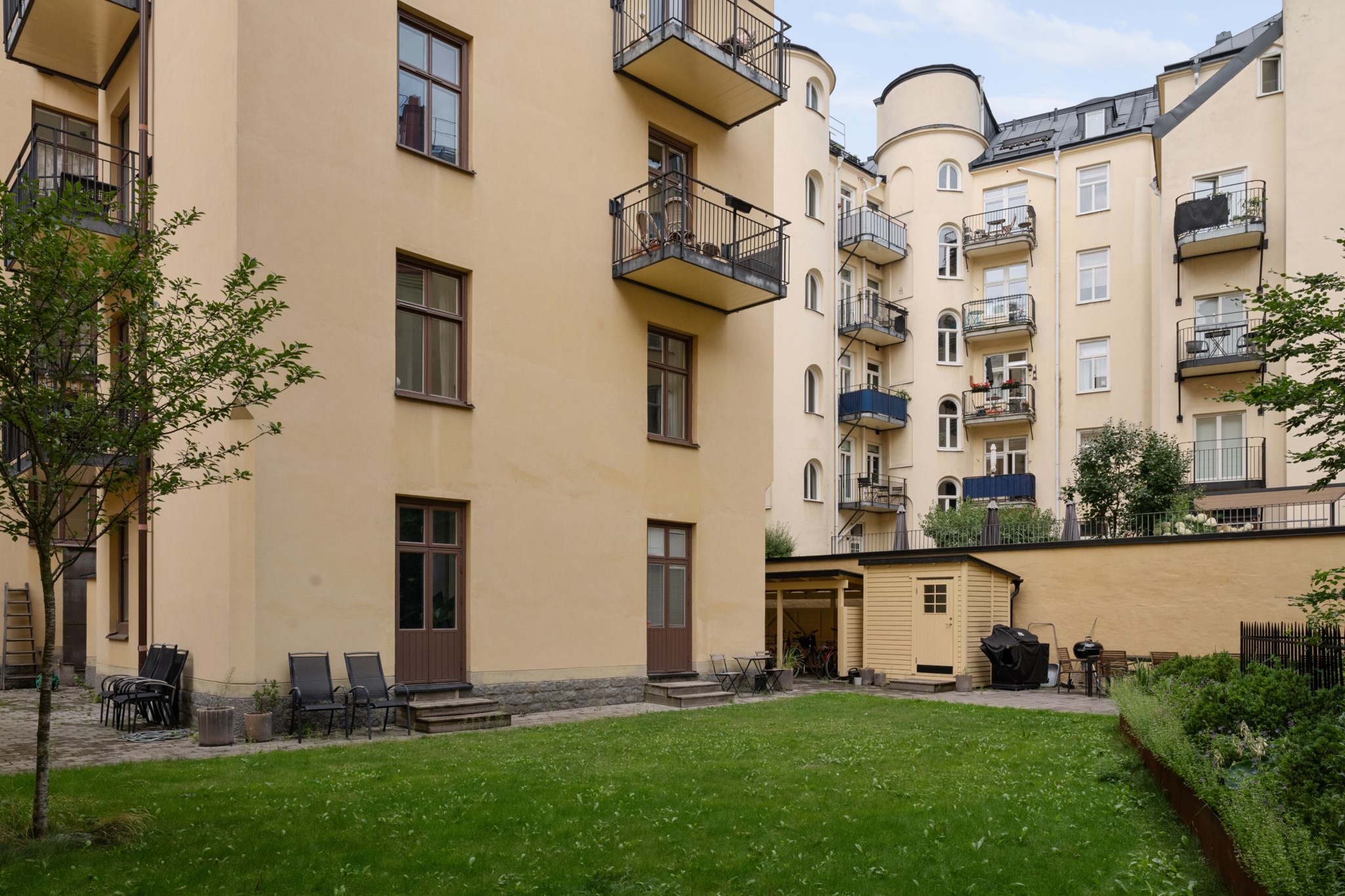 Föreningens trevliga innergård med sittgrupper och grill Birkagatan 26, 2tr