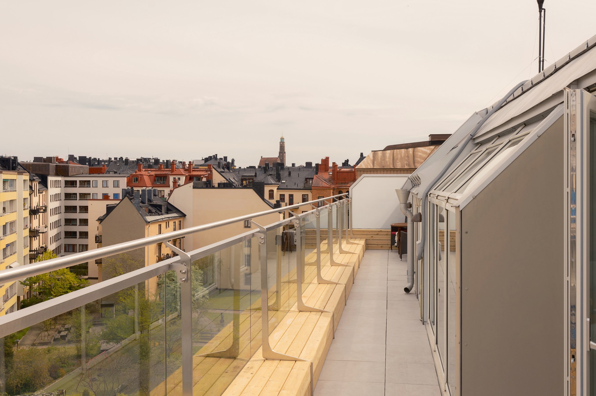 Terrass mot grönskande gård Birger Jarlsgatan 122, 7 tr