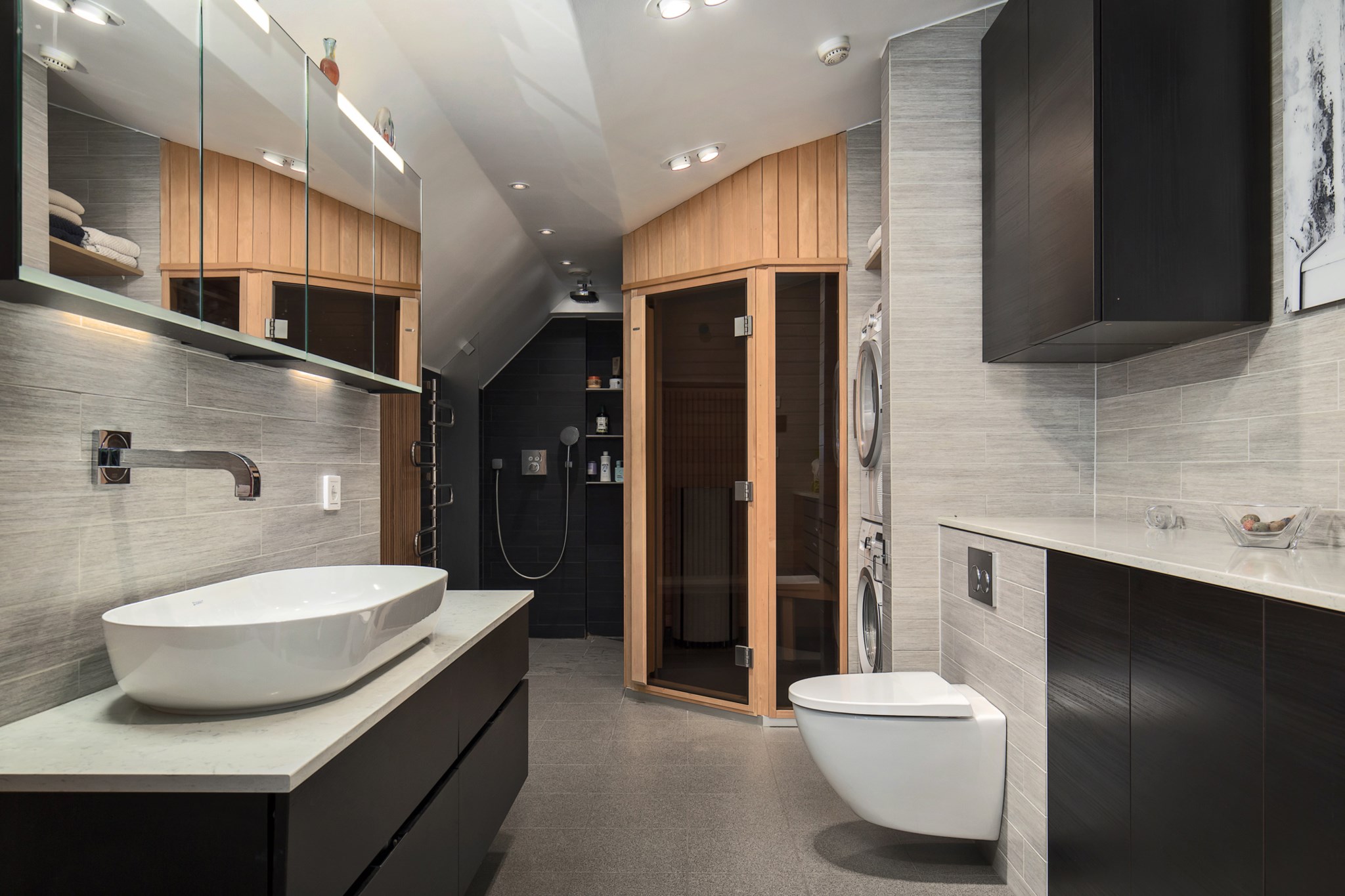 Badrum med bastu i anslutning till master bedroom Birger Jarlsgatan 122, 7 tr