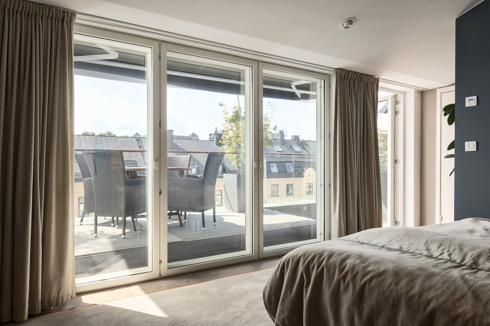 Master bedroom med öppningsbara pannoramafönster Birger Jarlsgatan 122, 7 tr