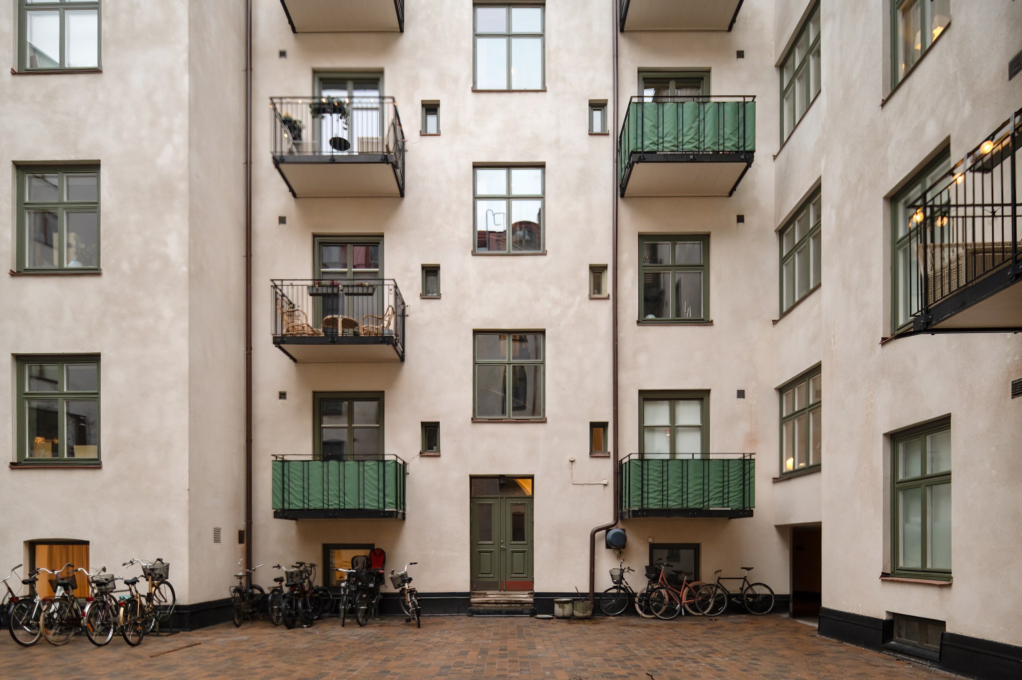 Balkonger mot gård Frejgatan 4, 1,5 tr