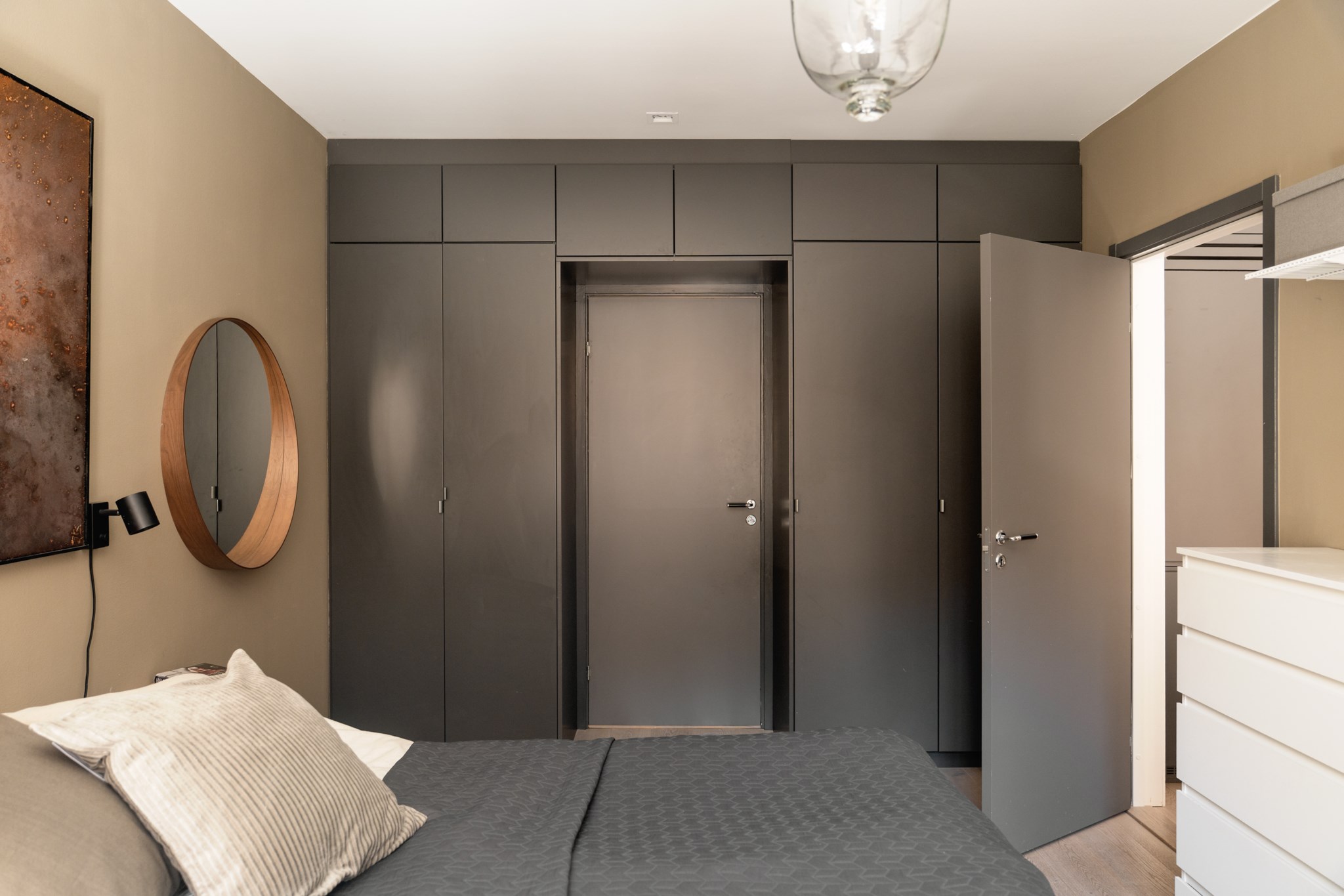 Sovrum med generös förvaring Karlavägen 18