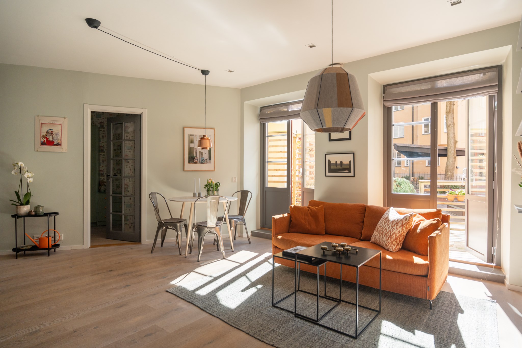 Sällskapsrum med dubbla pardörrar till terrass Karlavägen 18