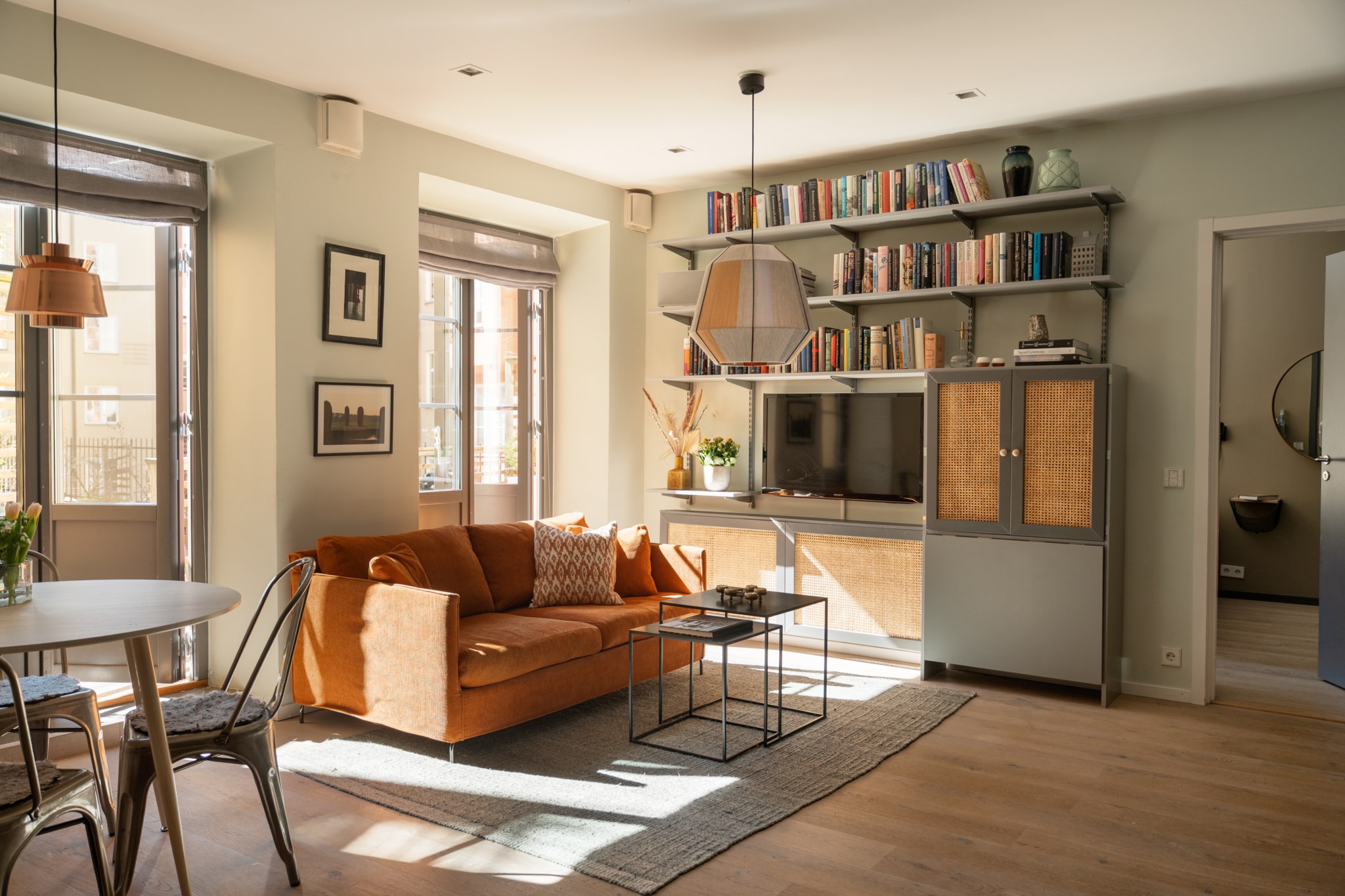 Sällskapsrum med dubbla pardörrar till terrass Karlavägen 18