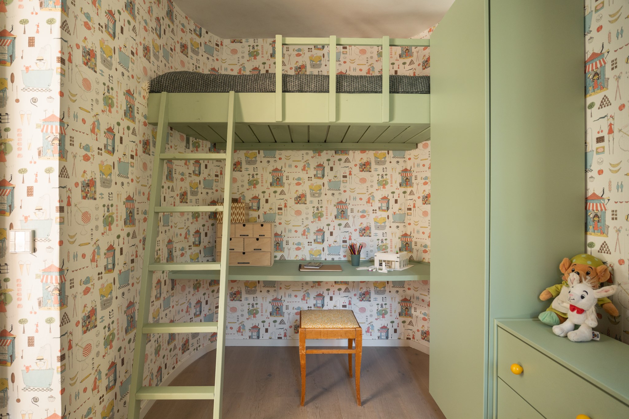 Sovrum med platsbyggd loftsäng och skrivbord Karlavägen 18