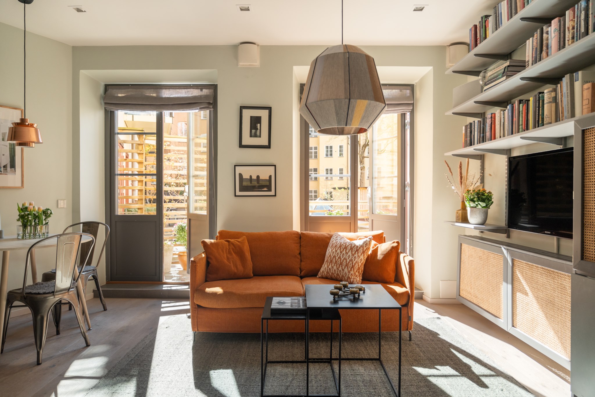 Sällskapsrum med flödande ljus Karlavägen 18