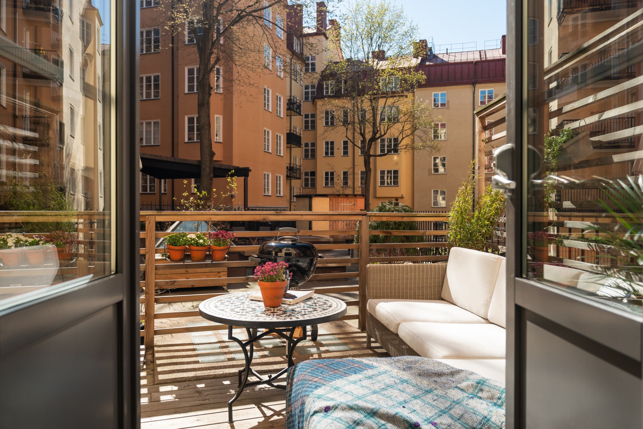 Sovrum med pardörrar till terrass Karlavägen 18