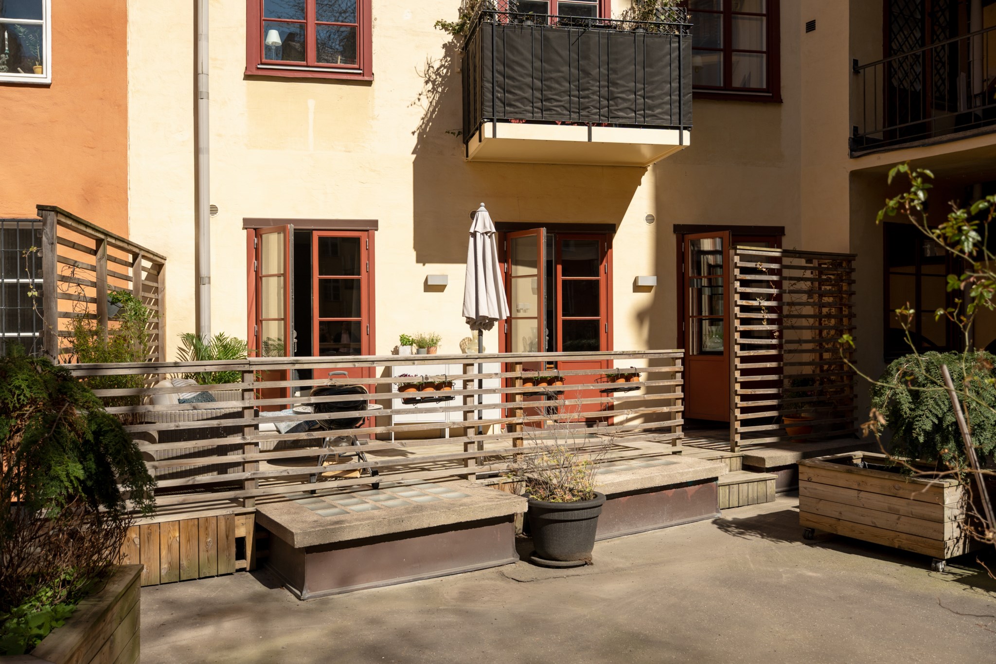 Terrass från gård Karlavägen 18