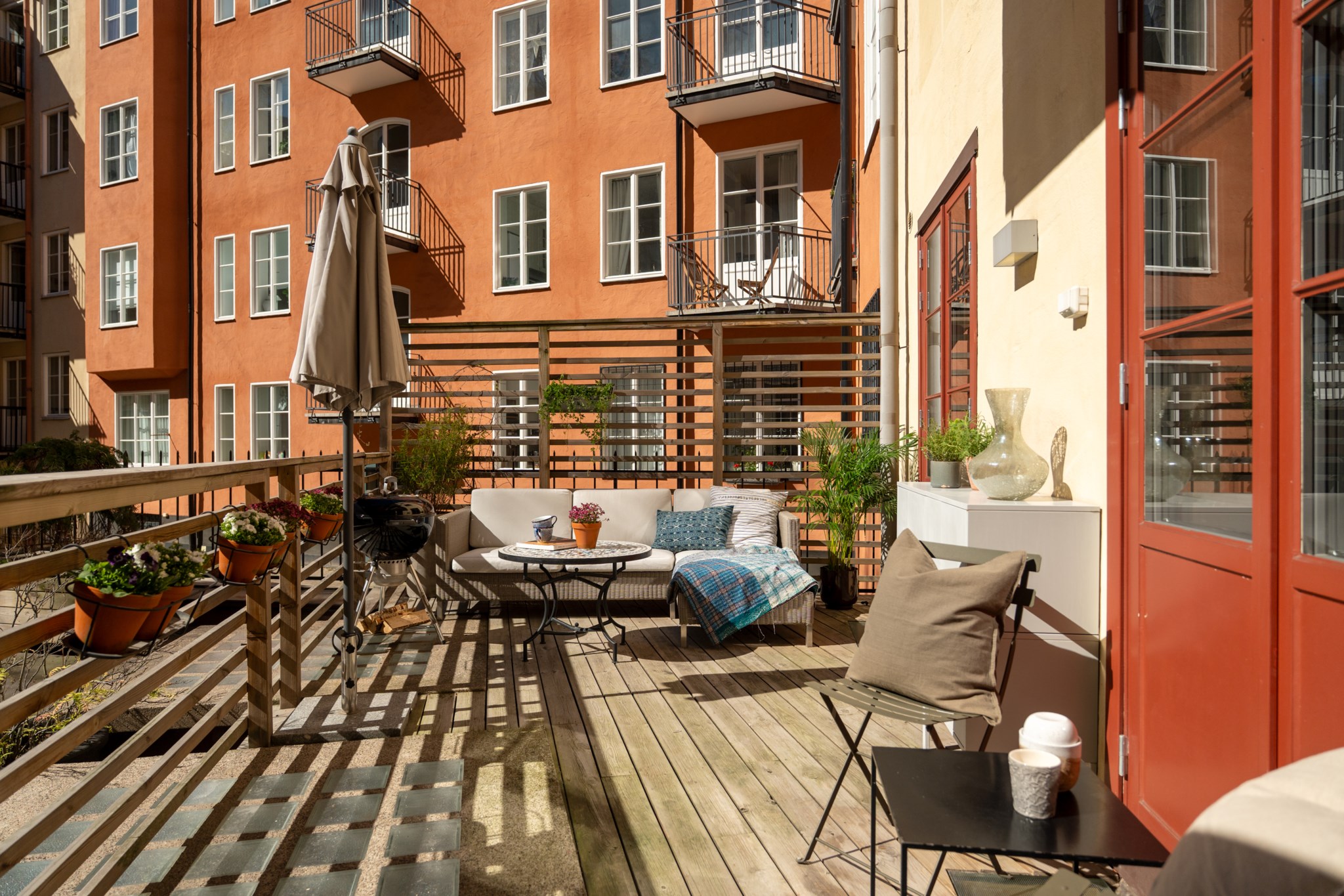 Stor solig terrass om 16 kvm med eftermiddagssol Karlavägen 18