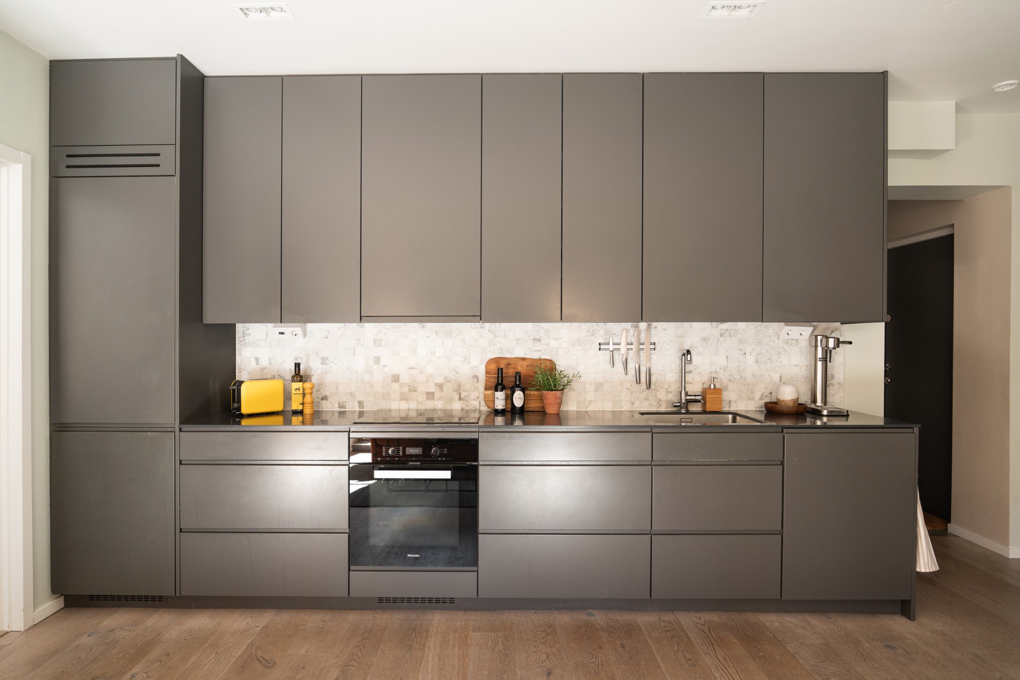 Stilsäkert kök med bänkskiva i mörk Corian Karlavägen 18