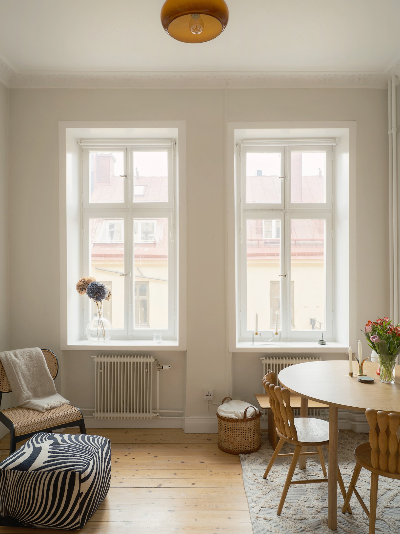 Ståtliga fönster i fil med vackert ljusinsläpp Roslagsgatan 54, vån 3