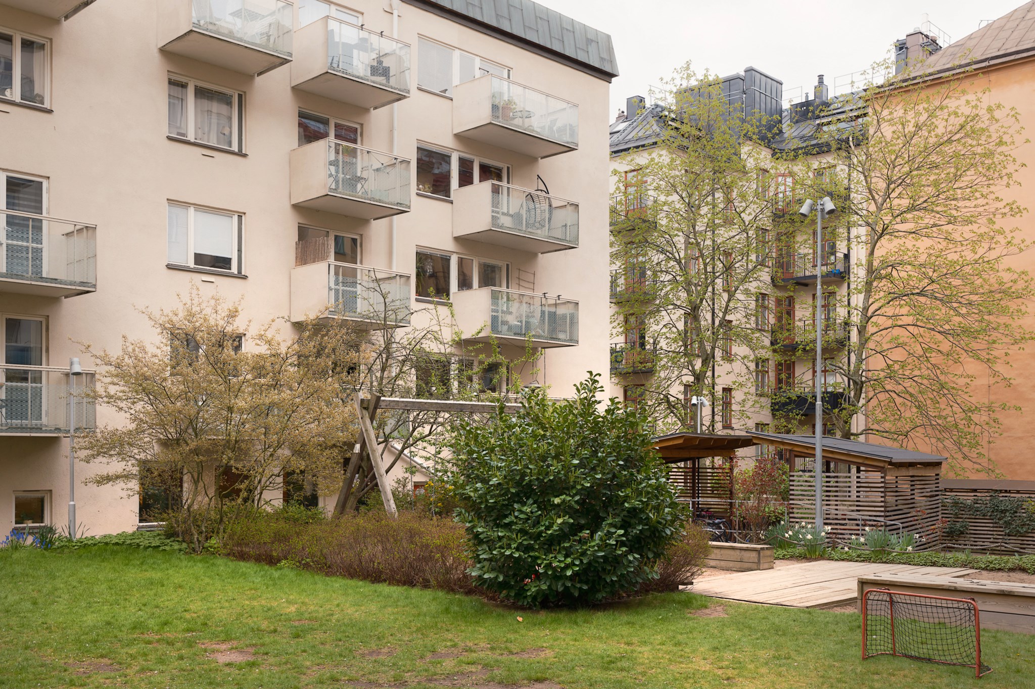 Stor grönskande innergård Birkagatan 16C, 1 tr ög