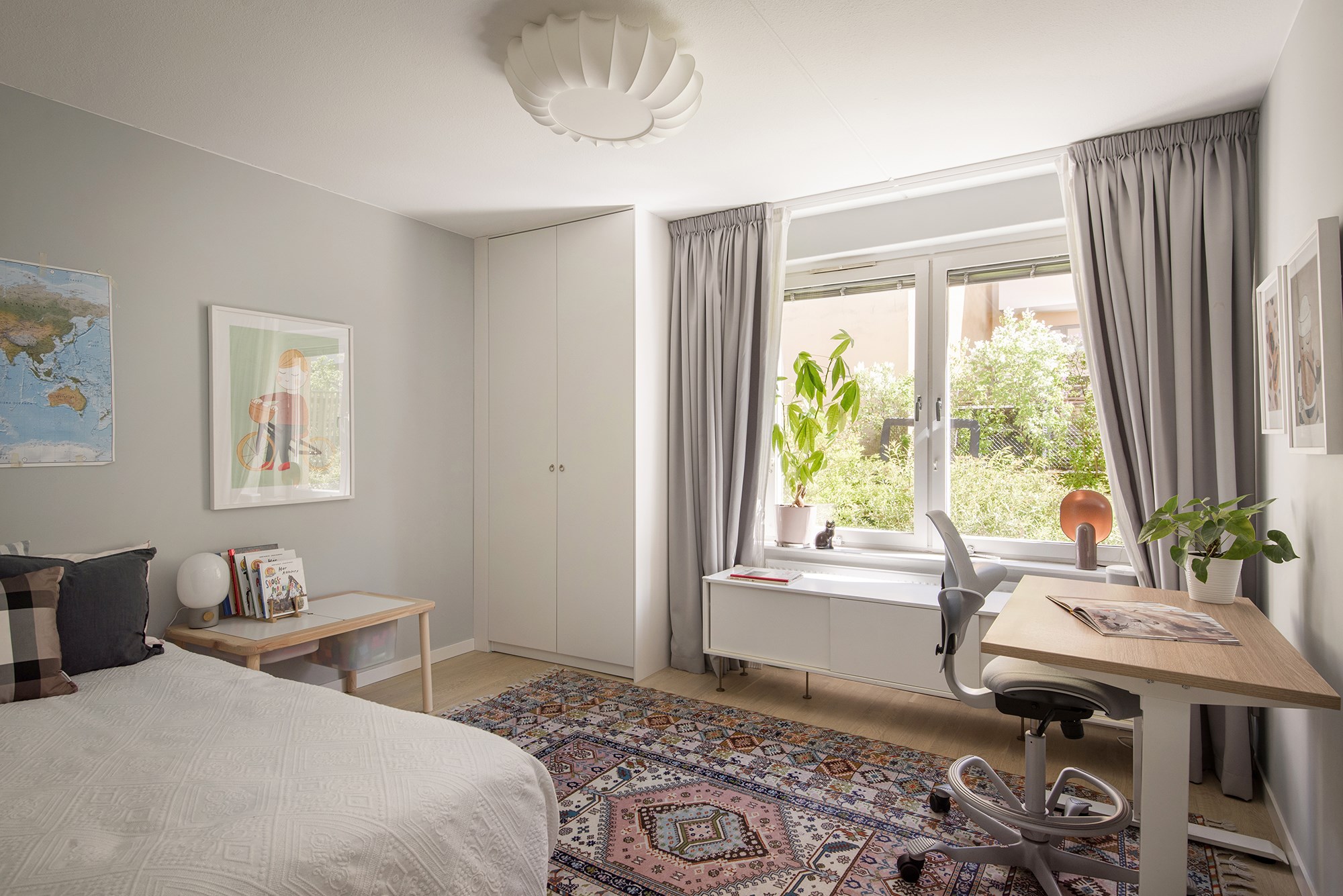 Sovrum med plats för säng och extra möblemang Fridhemsgatan 46