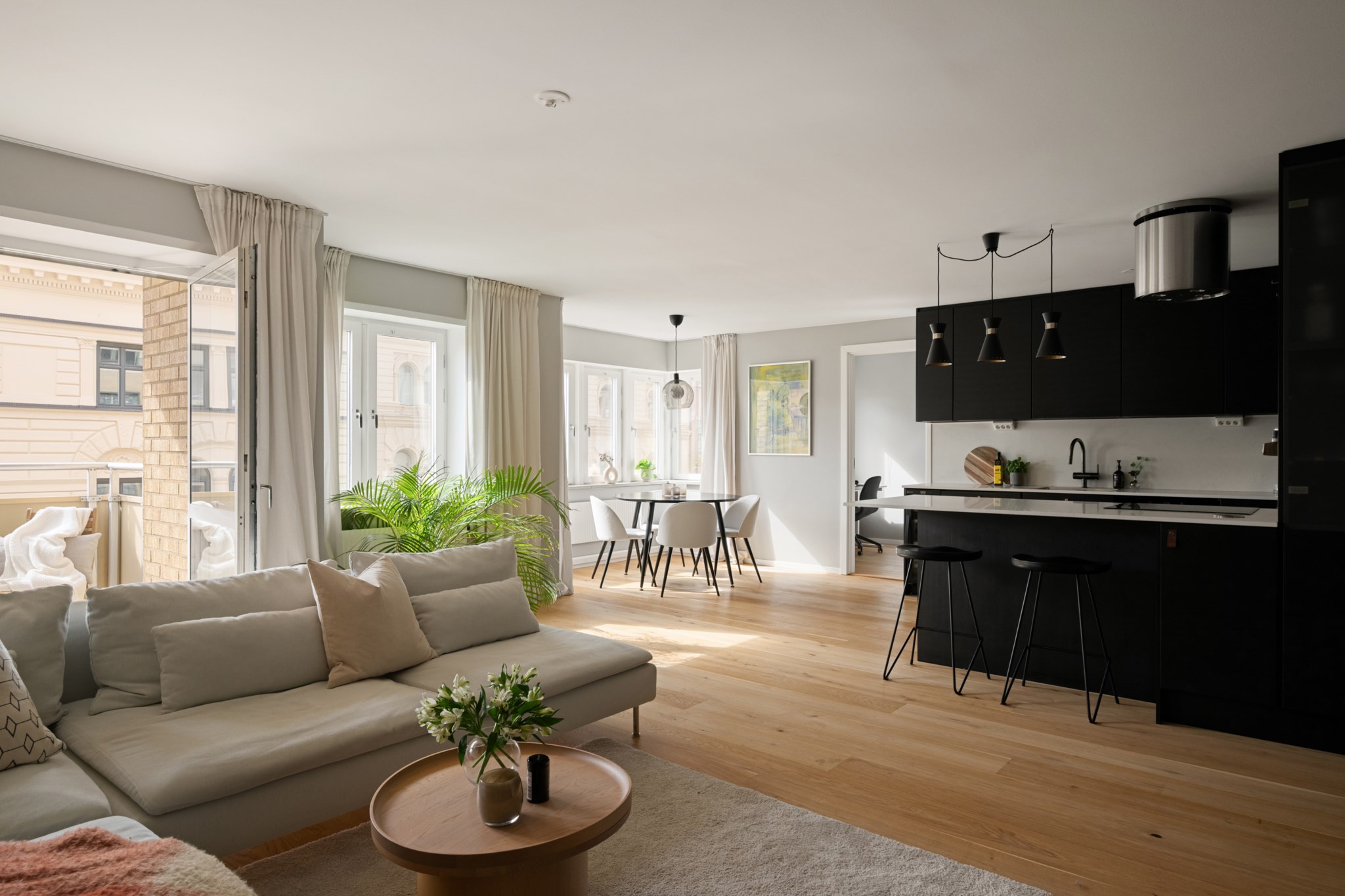 Sällskapsrum i öppen planlösning mot kök Kungstensgatan 28C, 5 tr