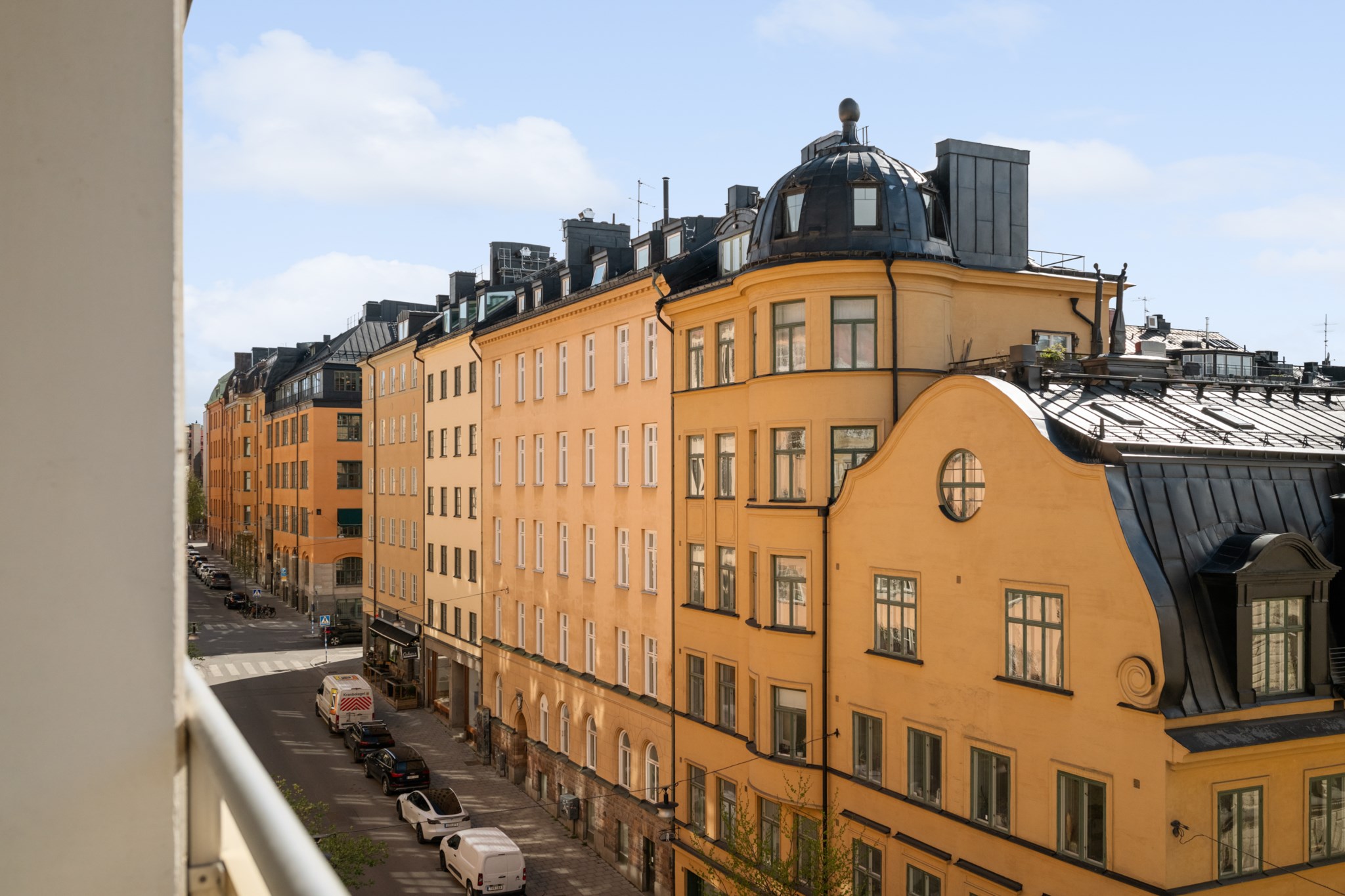 Utsikt mot vackra sekelskifteshus Kungstensgatan 28C, 5 tr