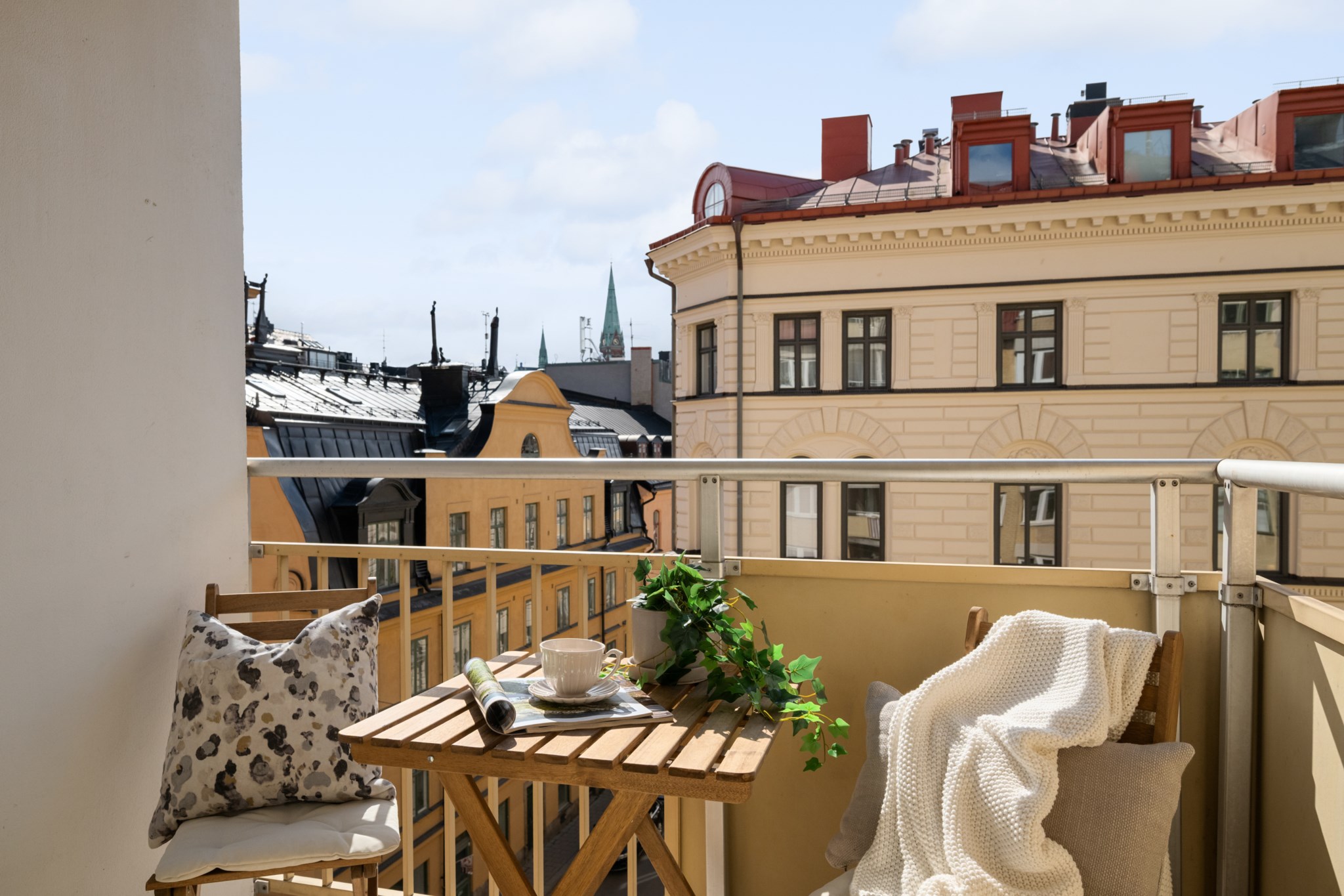 Solig balkong med vy över himmel och takåsar Kungstensgatan 28C, 5 tr