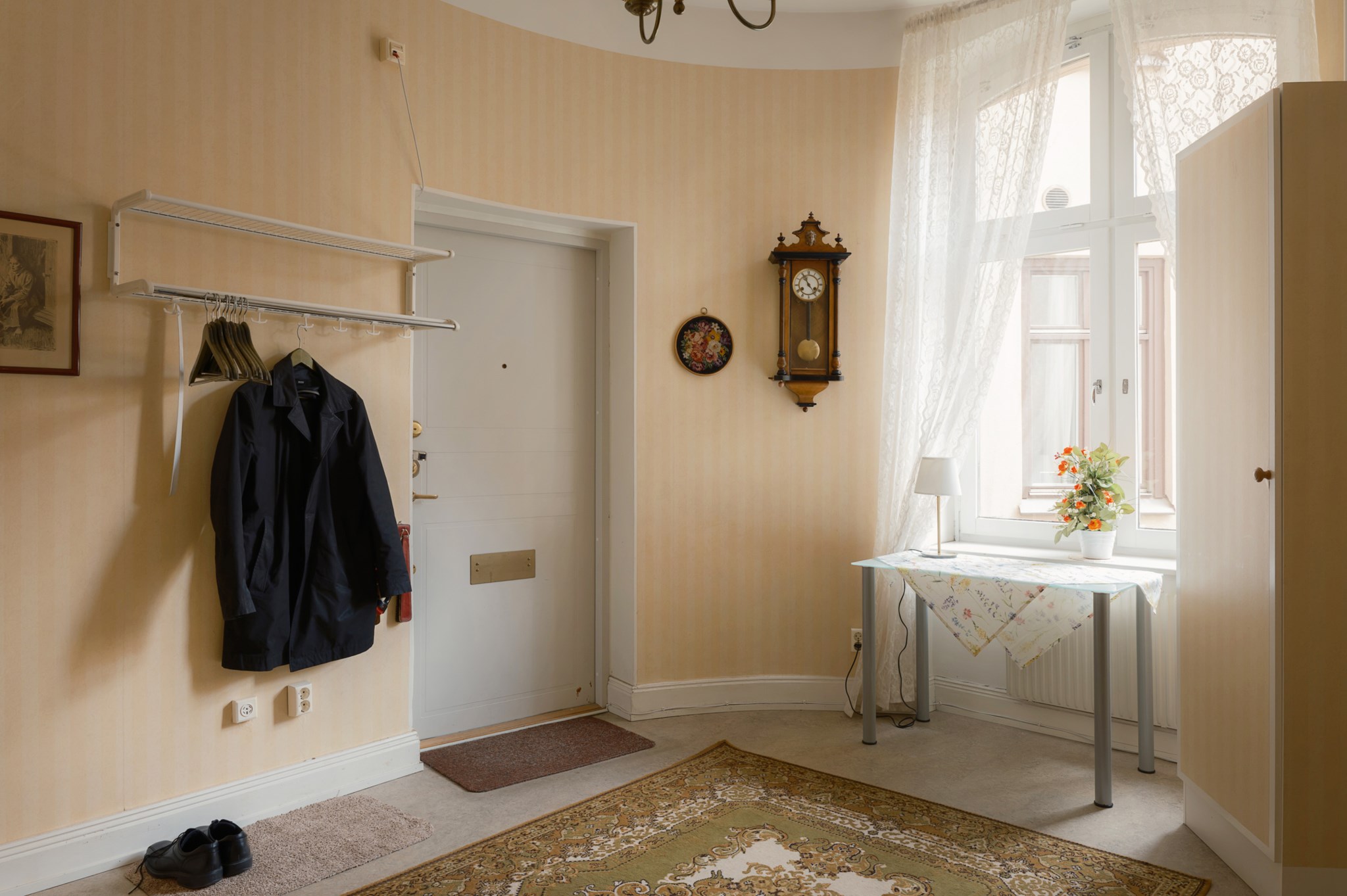 Välkomnande möblerbar hall med fönster mot gård Tulegatan 5B, 1 tr