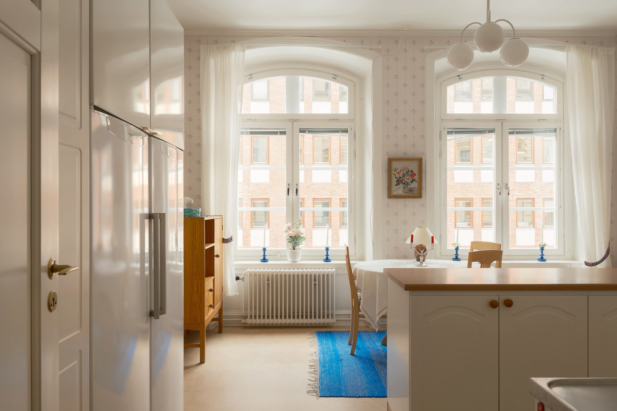 Kök med två höga fönster och bågformade överfönster Tulegatan 5B, 1 tr