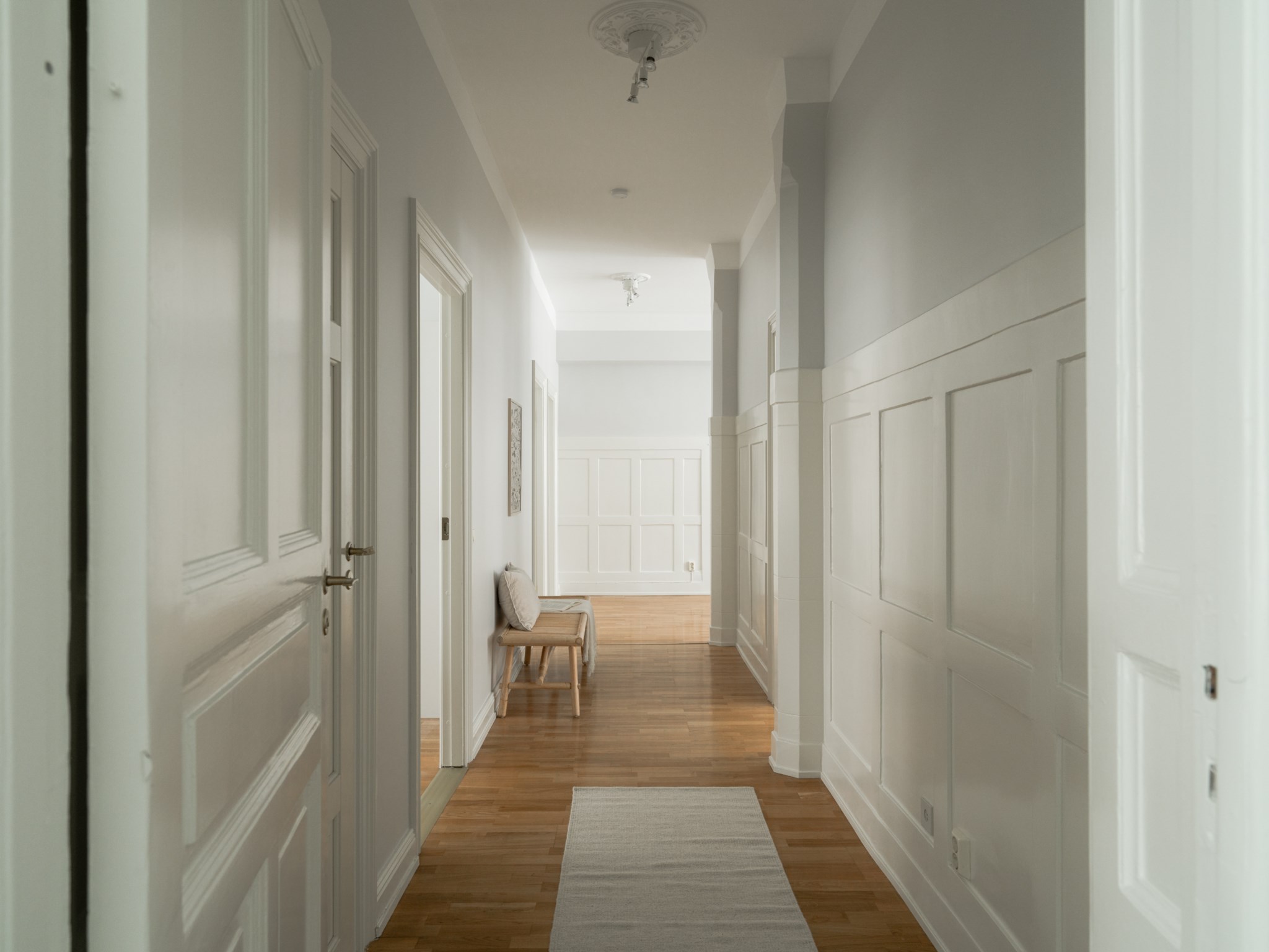 Inre hall med väggspeglar Tulegatan 5B, 1 tr
