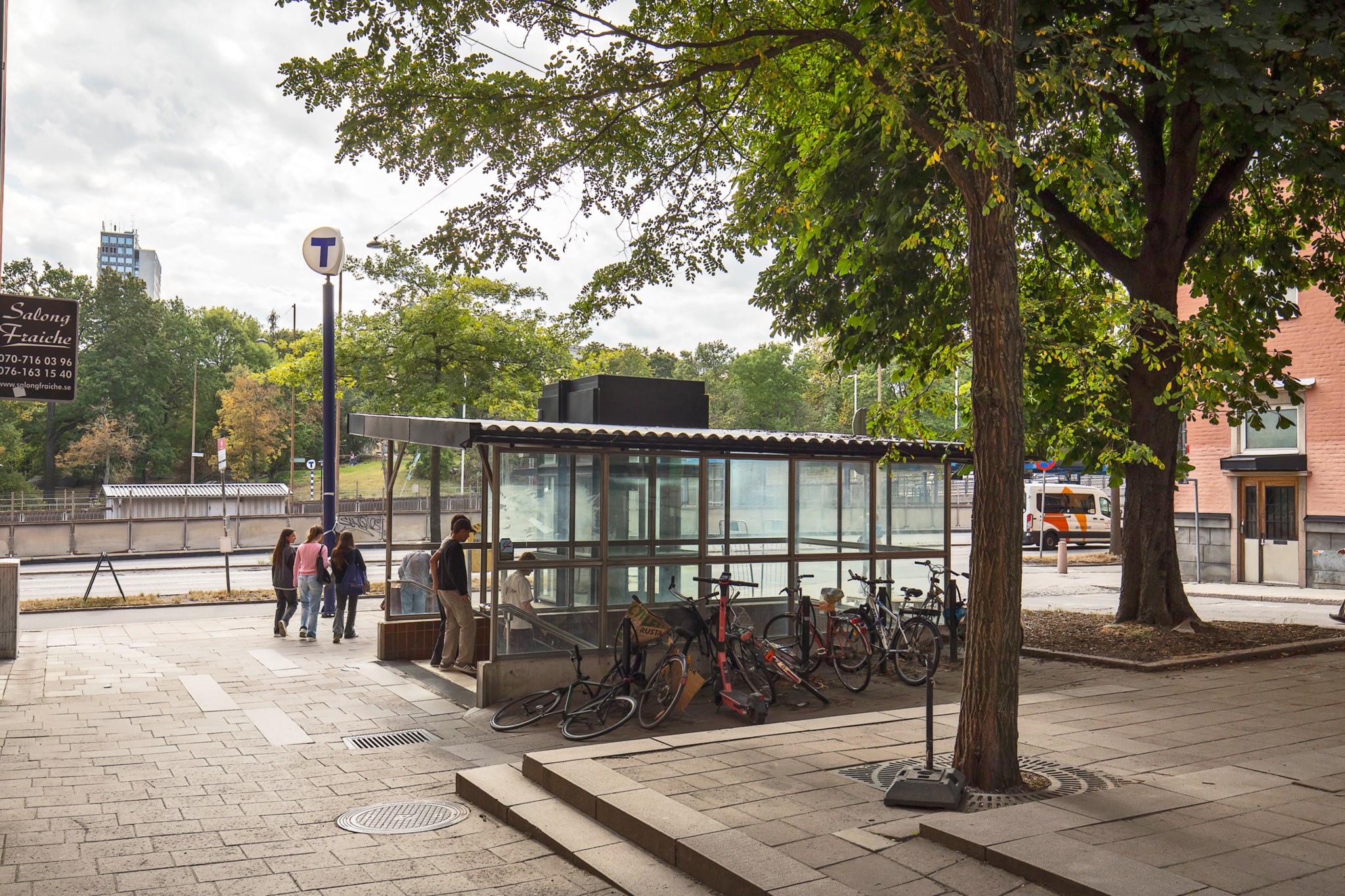 Tunnelbanans gröna linje ett stenkast utanför porten Creutzgatan 3, 3tr