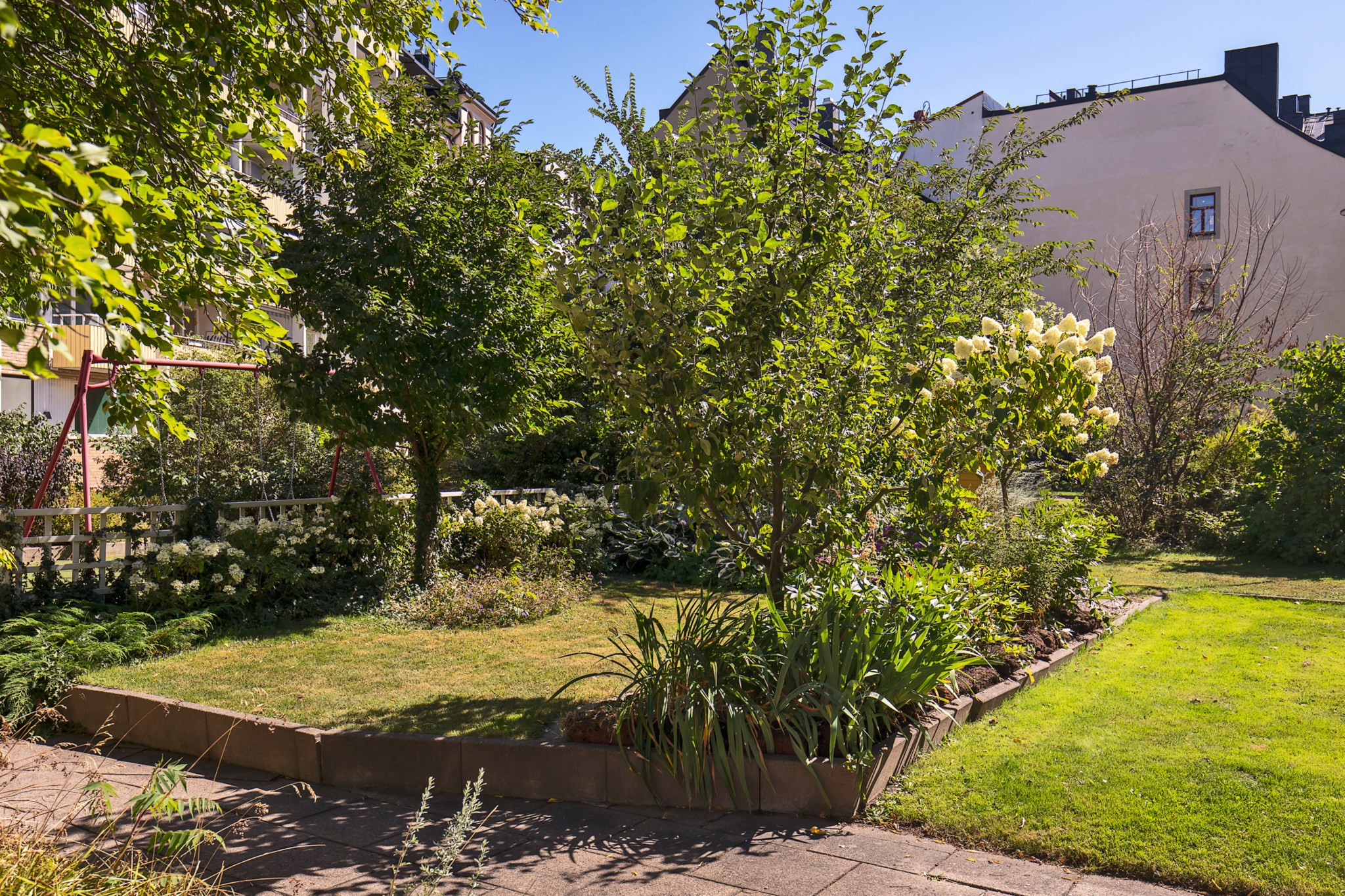 Föreningens grönskande innergård Valhallavägen 2, 6tr