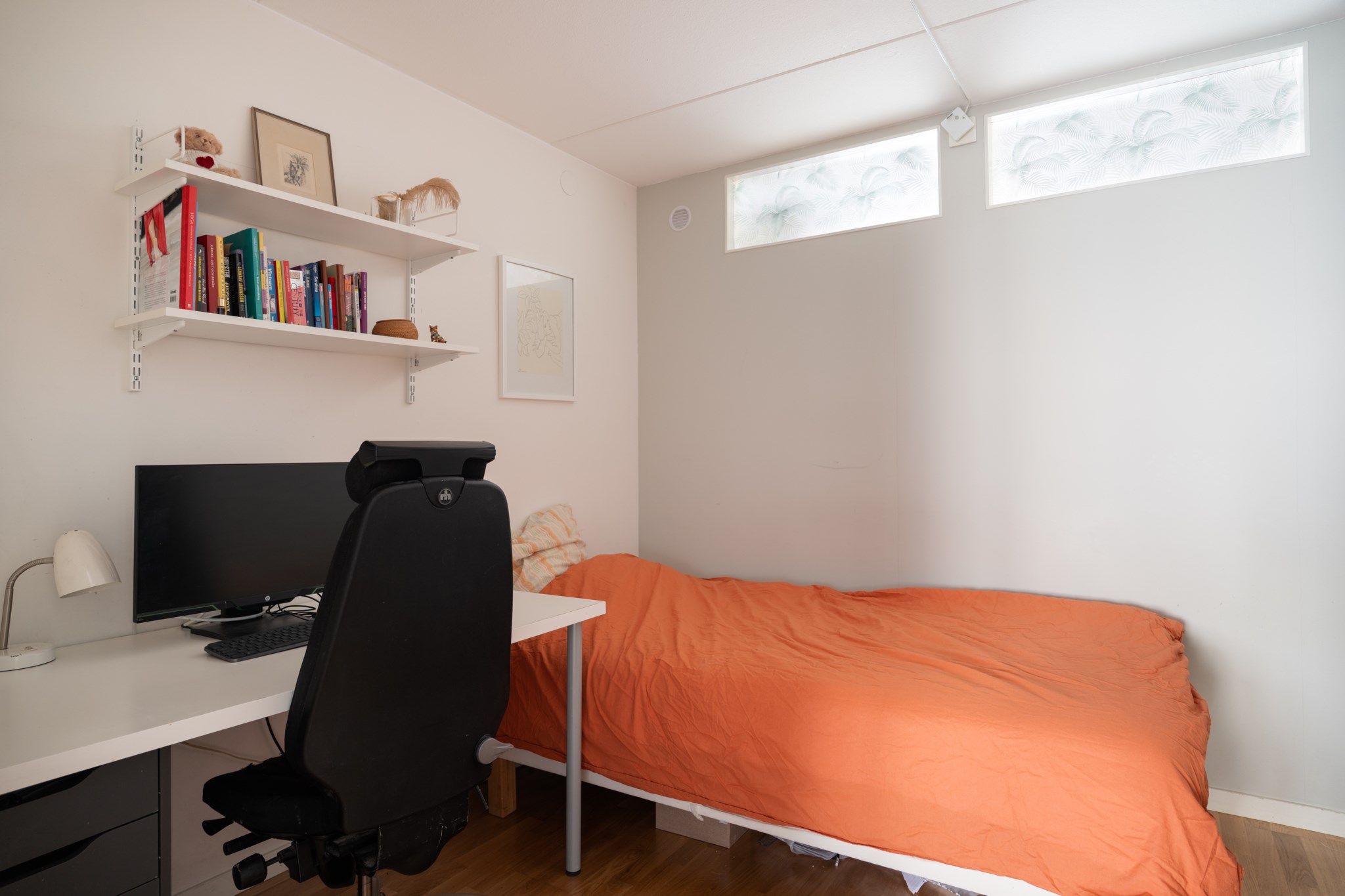 Arbetsrum/sovrum med internfönster Starrängsringen 59, 2 tr