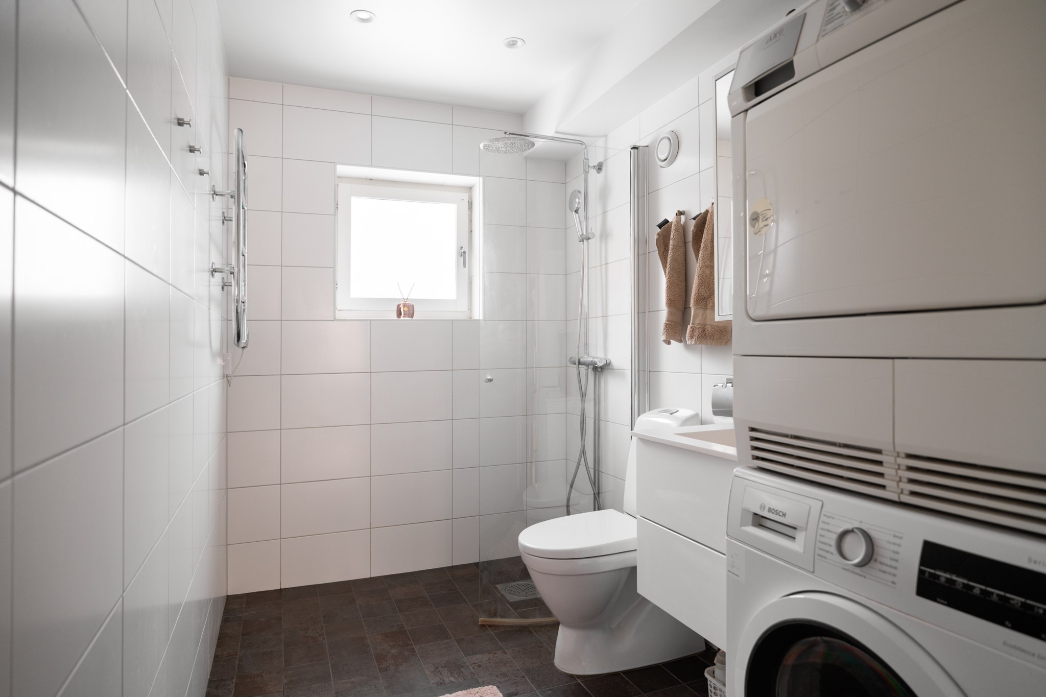 Renoverat och rymligt badrum med fönster Starrängsringen 59, 2 tr