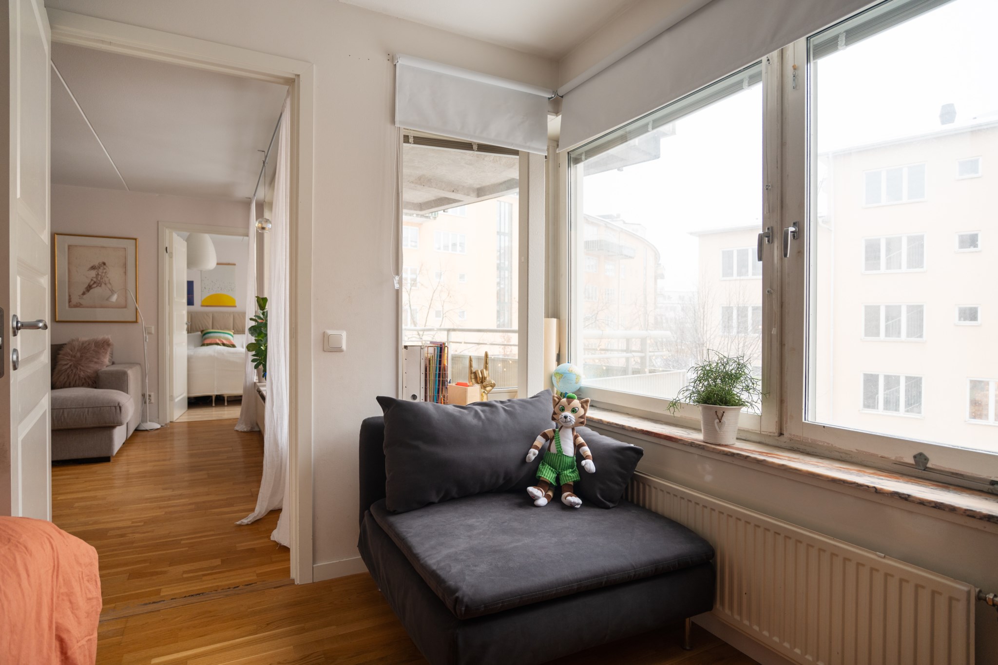 Sovrum med fint hörnfönster Starrängsringen 59, 2 tr