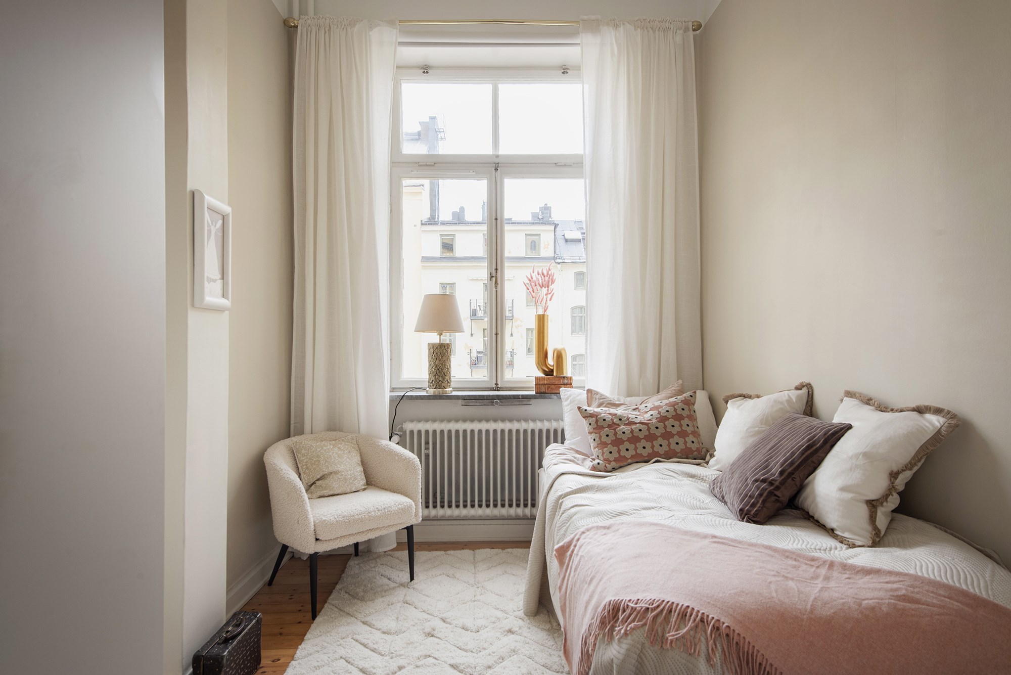 Mysigt sovrum mot gård Karlavägen 73, 2 tr