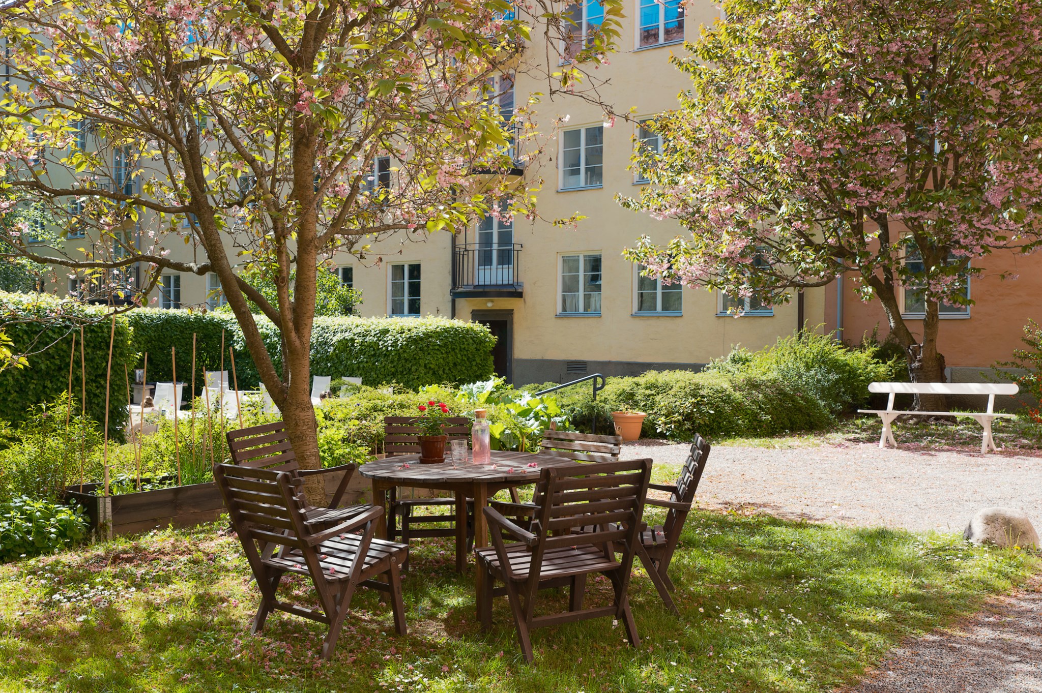 Flertalet sittgrupper på gården Creutzgatan 8, 2tr