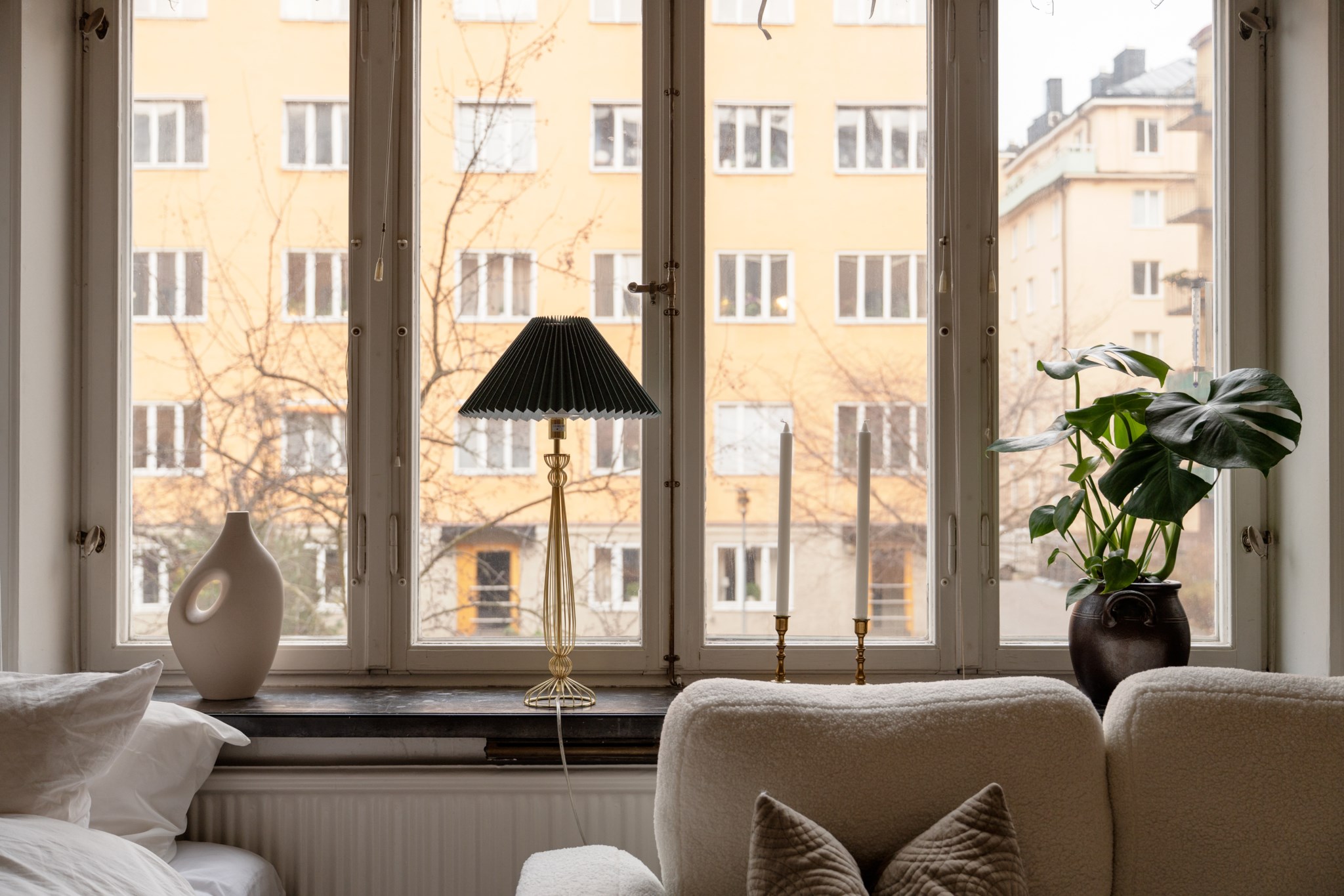 Stort fönster med dess charm från 30-talet Pontonjärgatan 18