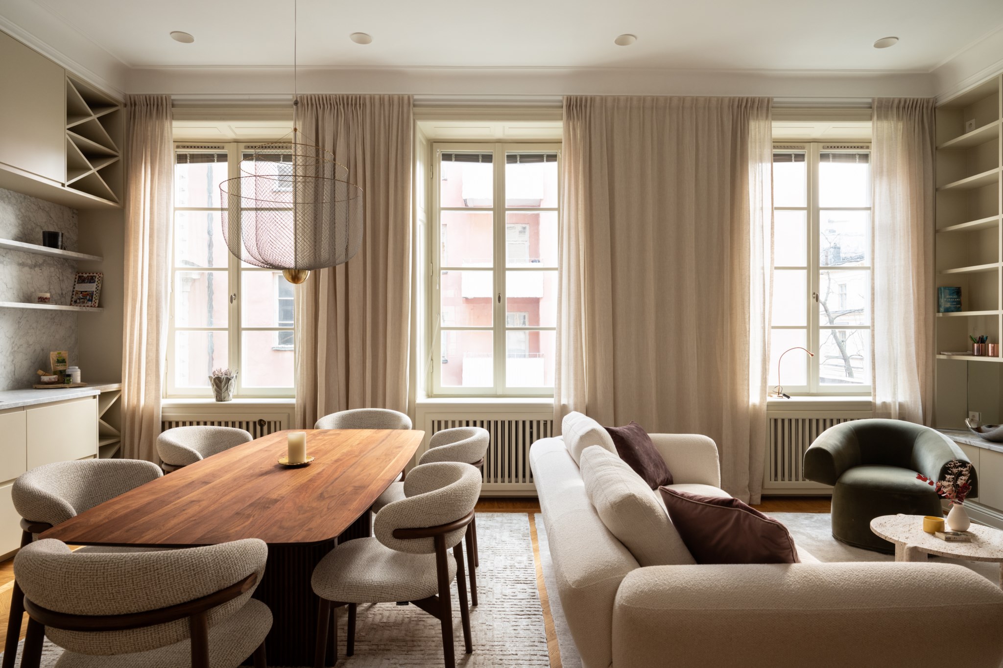 Sällskapsrum med tre höga fönster Floragatan 17A, 1 tr