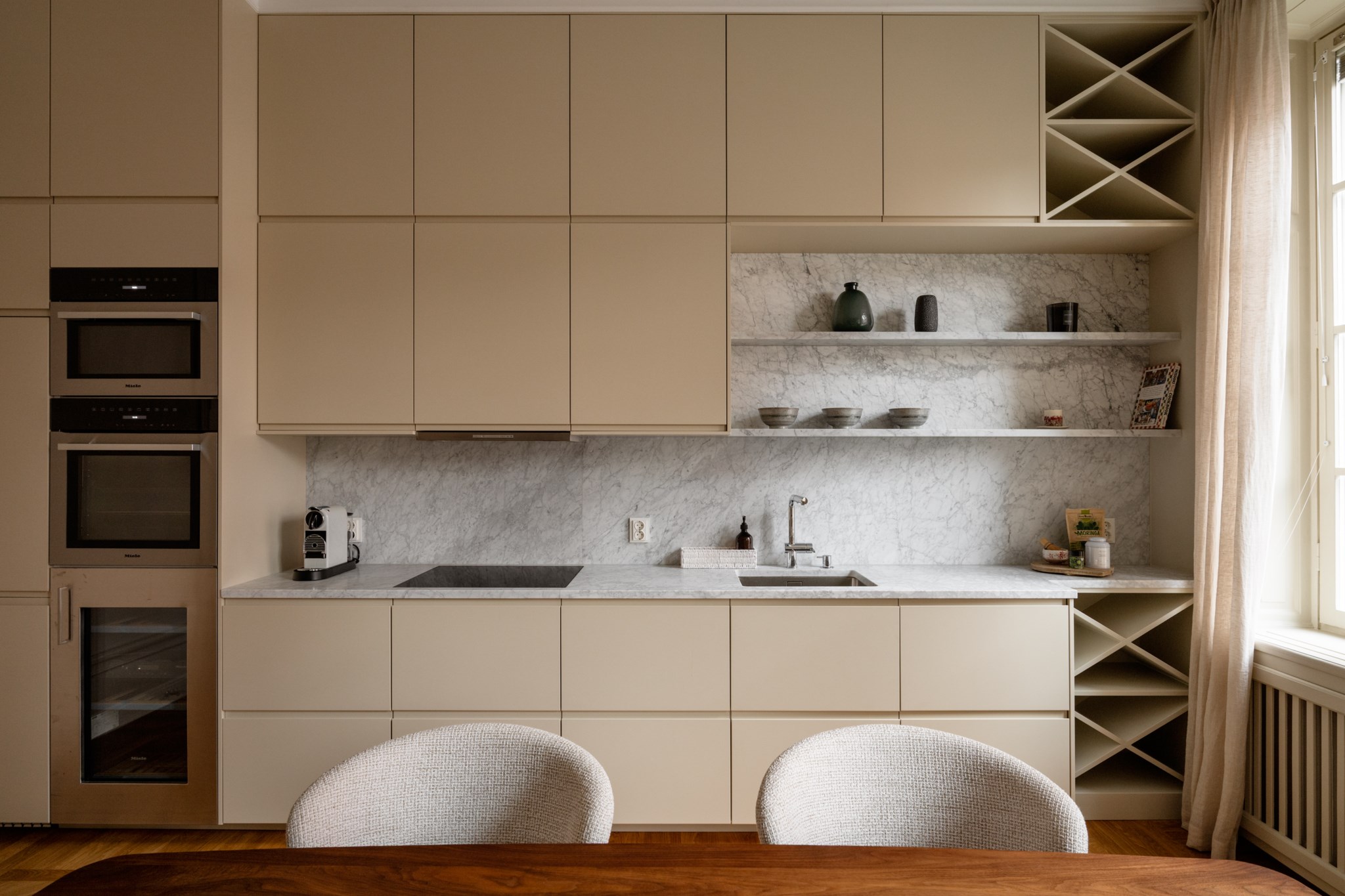 Tidlöst kök med vackra arbetsbänkar och stänkskydd i carraramarmor Floragatan 17A, 1 tr