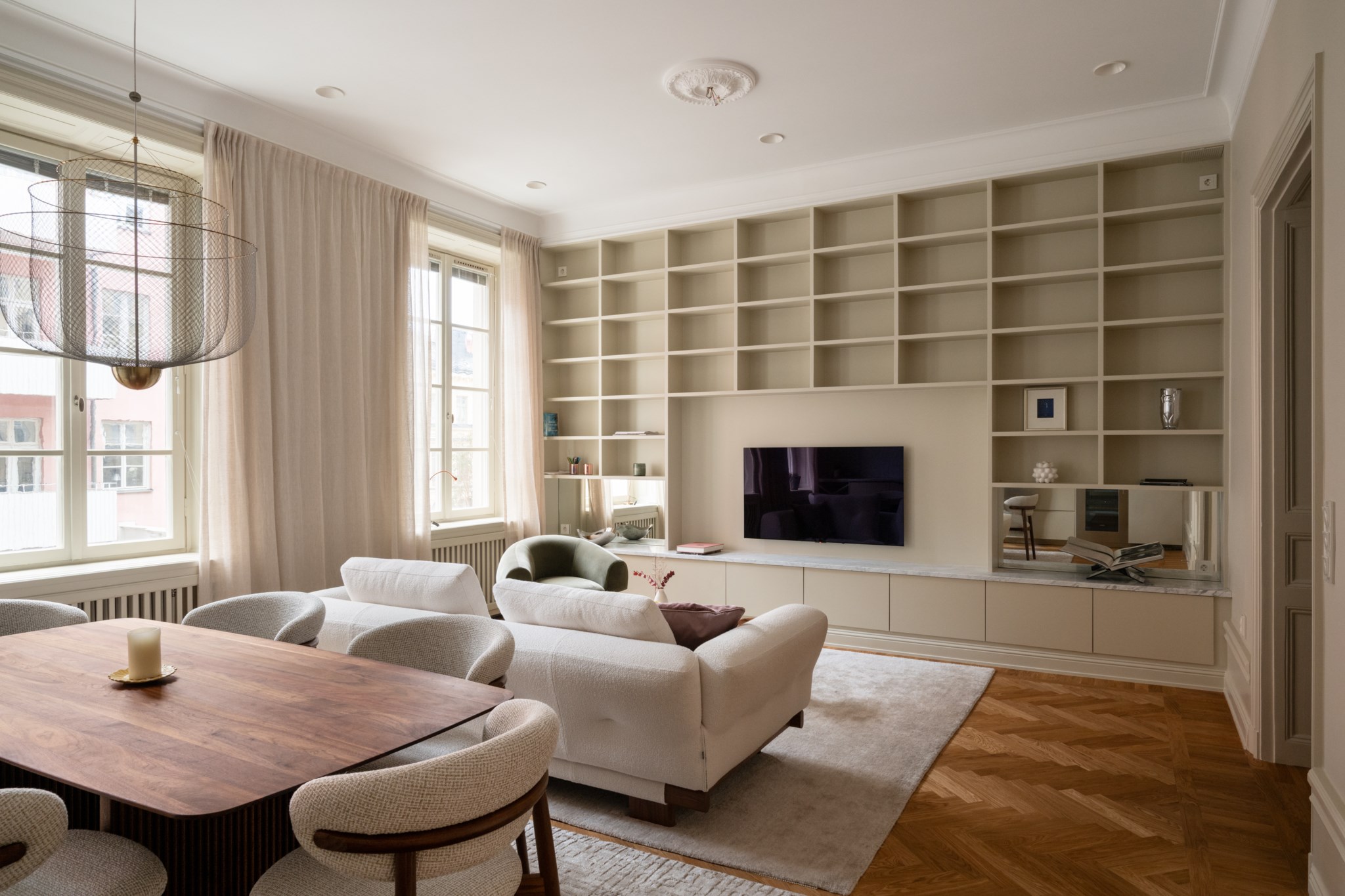 Sällskapsrum med platsbyggd bokhylla Floragatan 17A, 1 tr