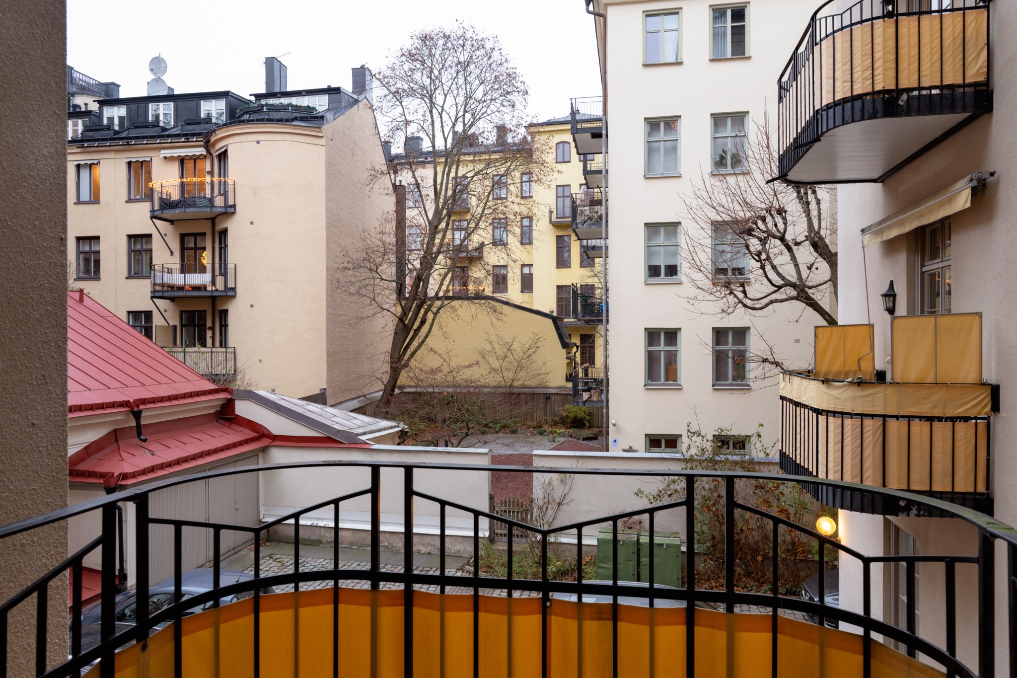 Balkong mot gård Floragatan 17A, 1 tr