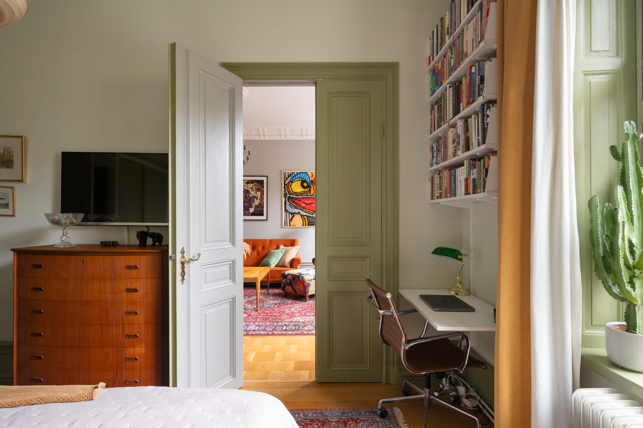 Sovrum med eleganta pardörrar Parkgatan 6