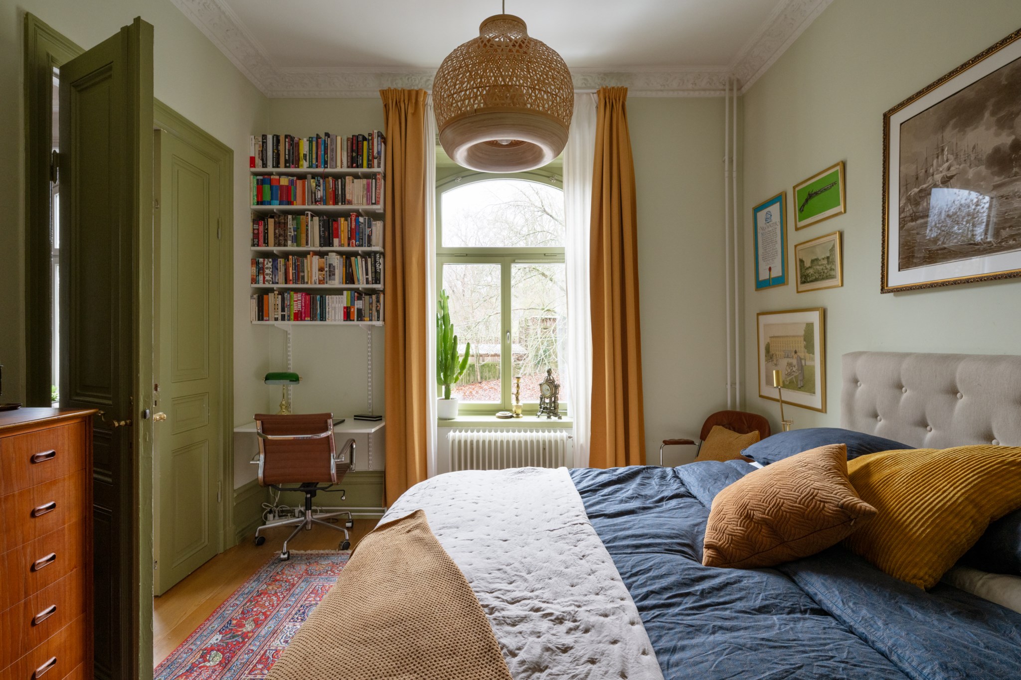 Sovrum med fri utsikt mot Kronobergsparken Parkgatan 6