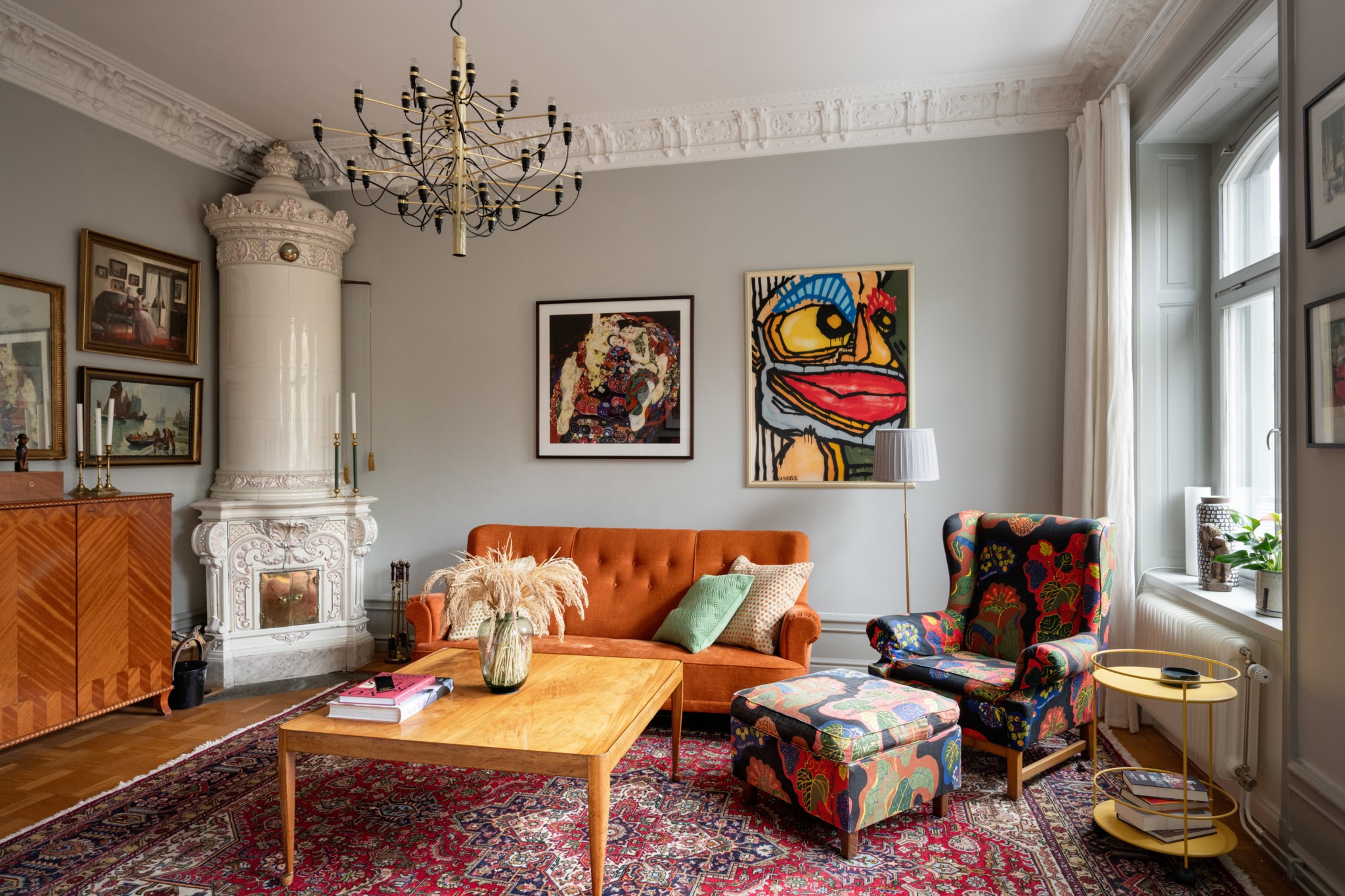 Sällskapsrum med fungerande kakelugn och praktfull stuckatur Parkgatan 6