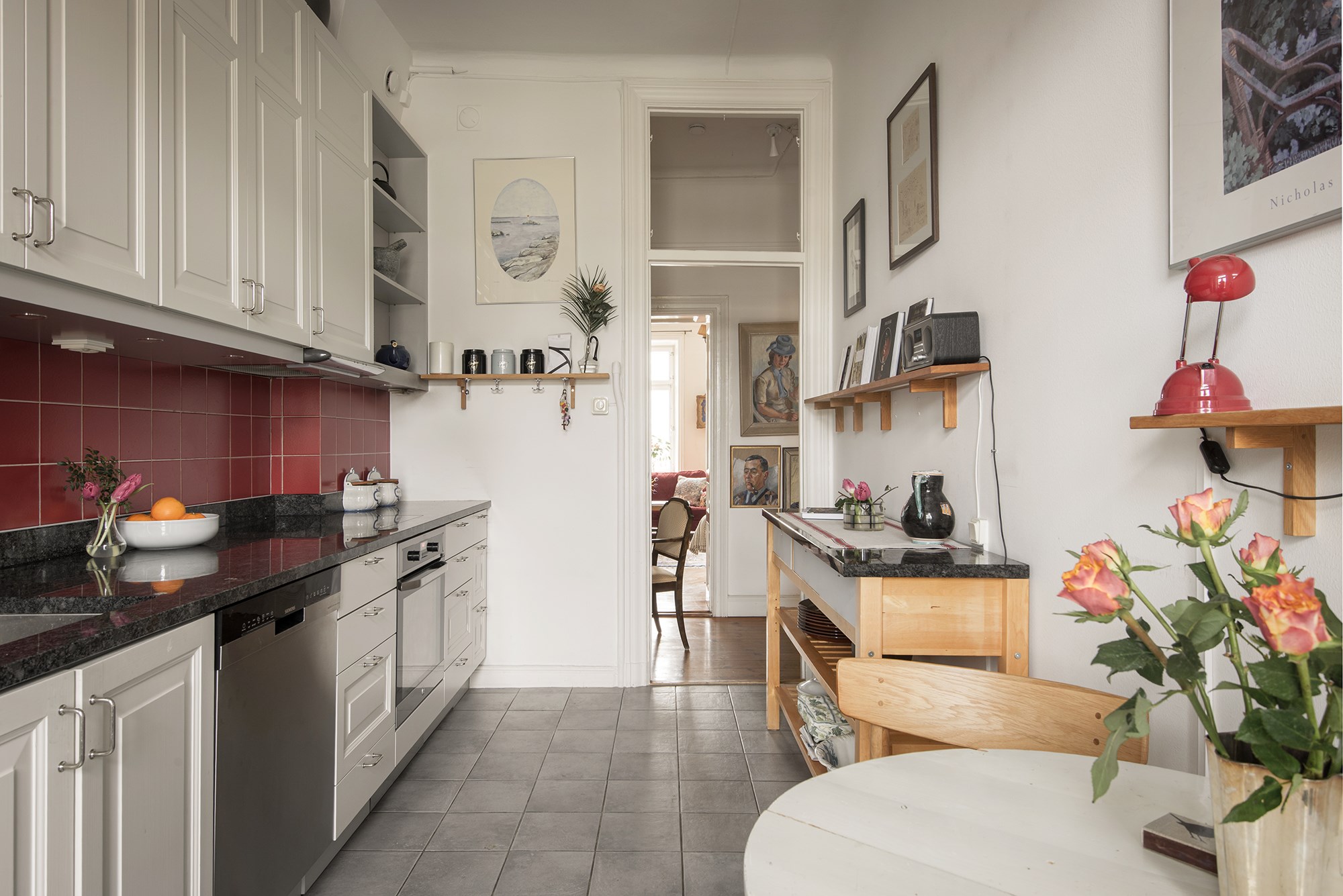 Kök med vita spegelluckor och svart granitbänk Birger Jarlsgatan 119, 5 tr