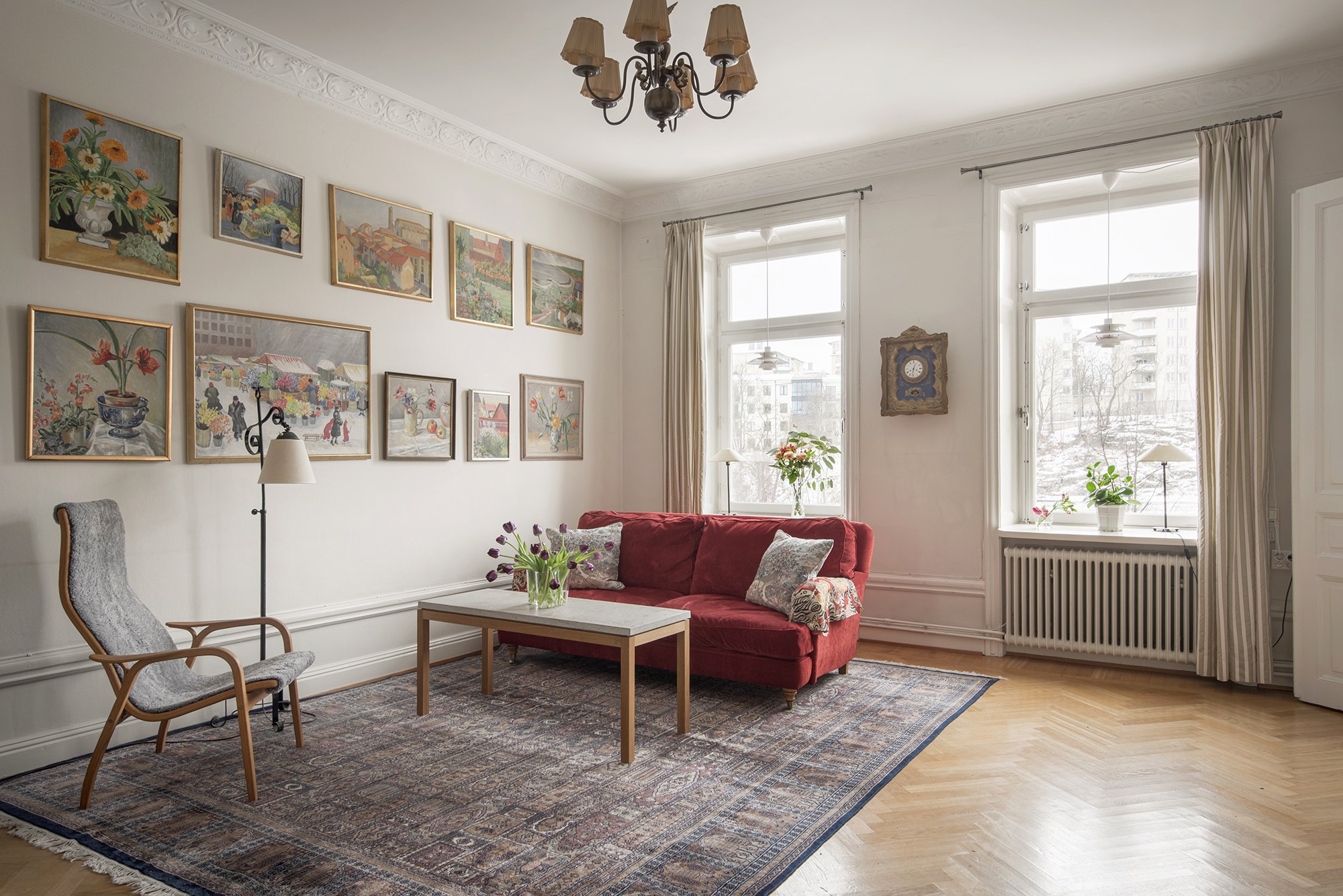 Sällskapsrum med två höga fönster Birger Jarlsgatan 119, 5 tr