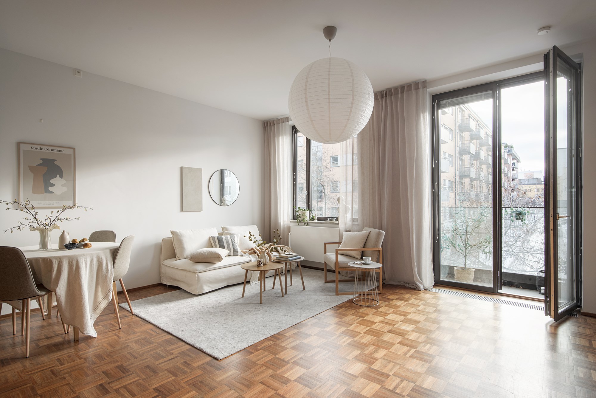 Sällskapsrum med glasinfattade pardörrar till balkong Eastmansvägen 8B, 1 tr