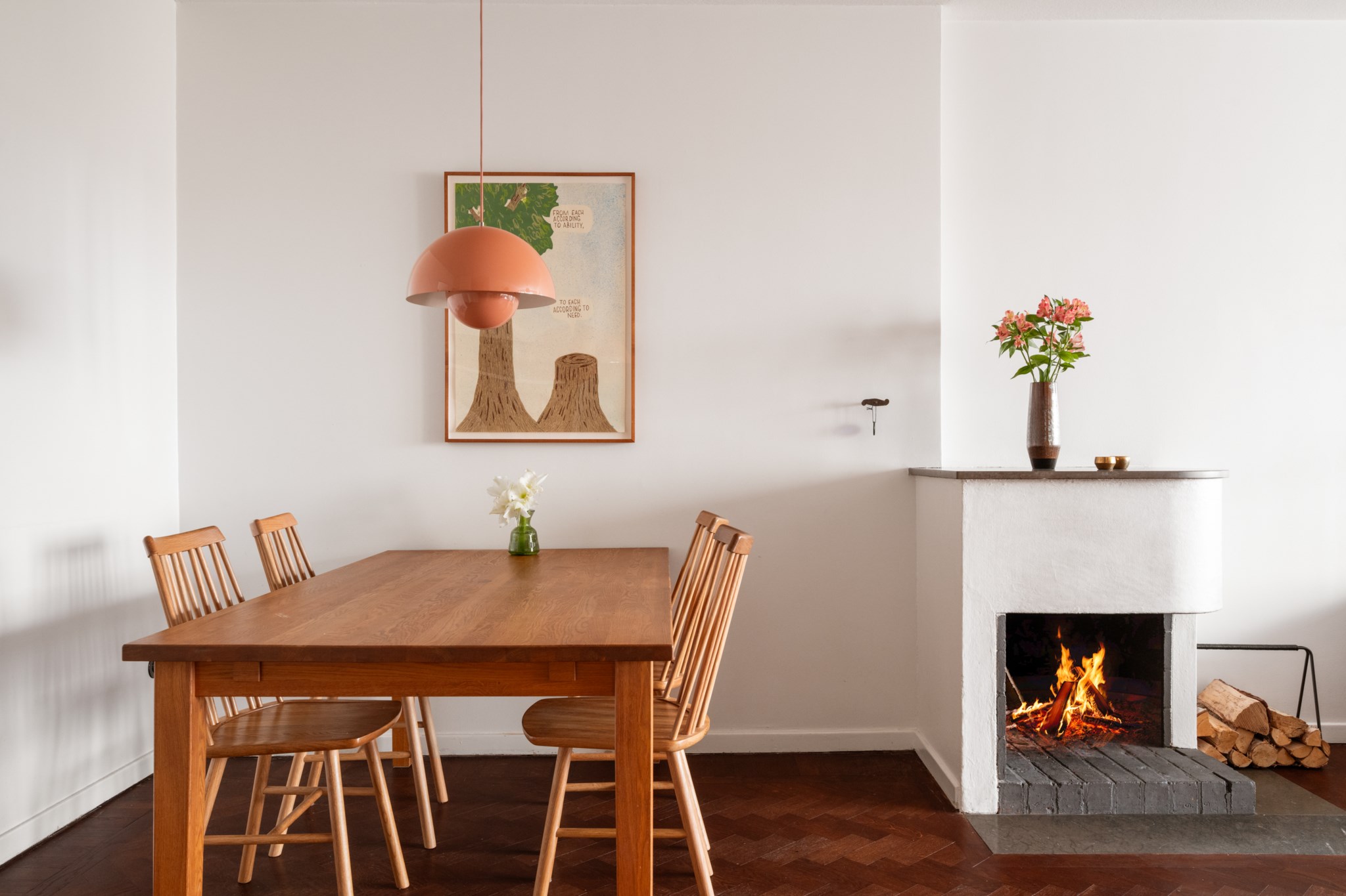 Sällskapsrum med generös matplats och öppen spis Körsbärsvägen 8, 3 tr