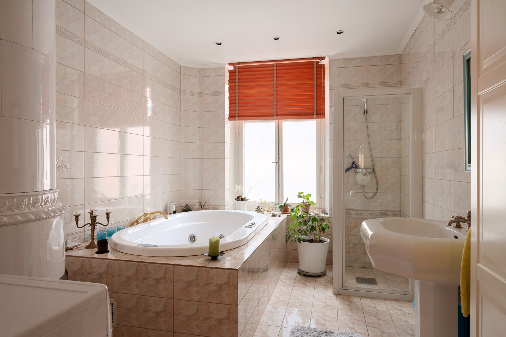 Stort härligt badrum med jacuzzi och kakelugn Surbrunnsgatan 7, 3 tr