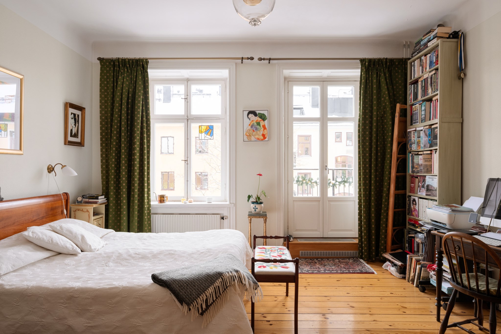 Master bedroom med stor balkong och enastående kakelugn Surbrunnsgatan 7, 3 tr