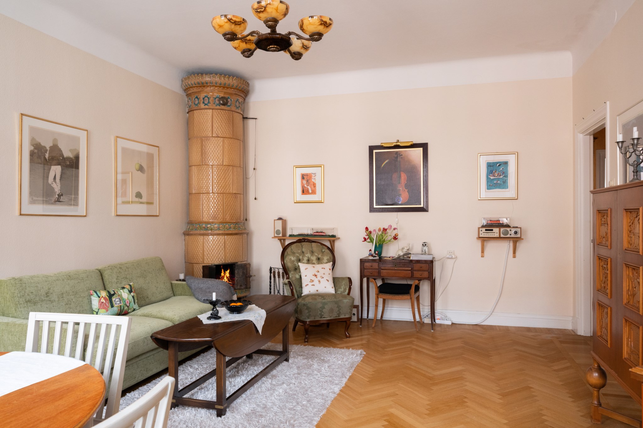 Sällskapsrum med fungerande kakelugn Surbrunnsgatan 7, 3 tr