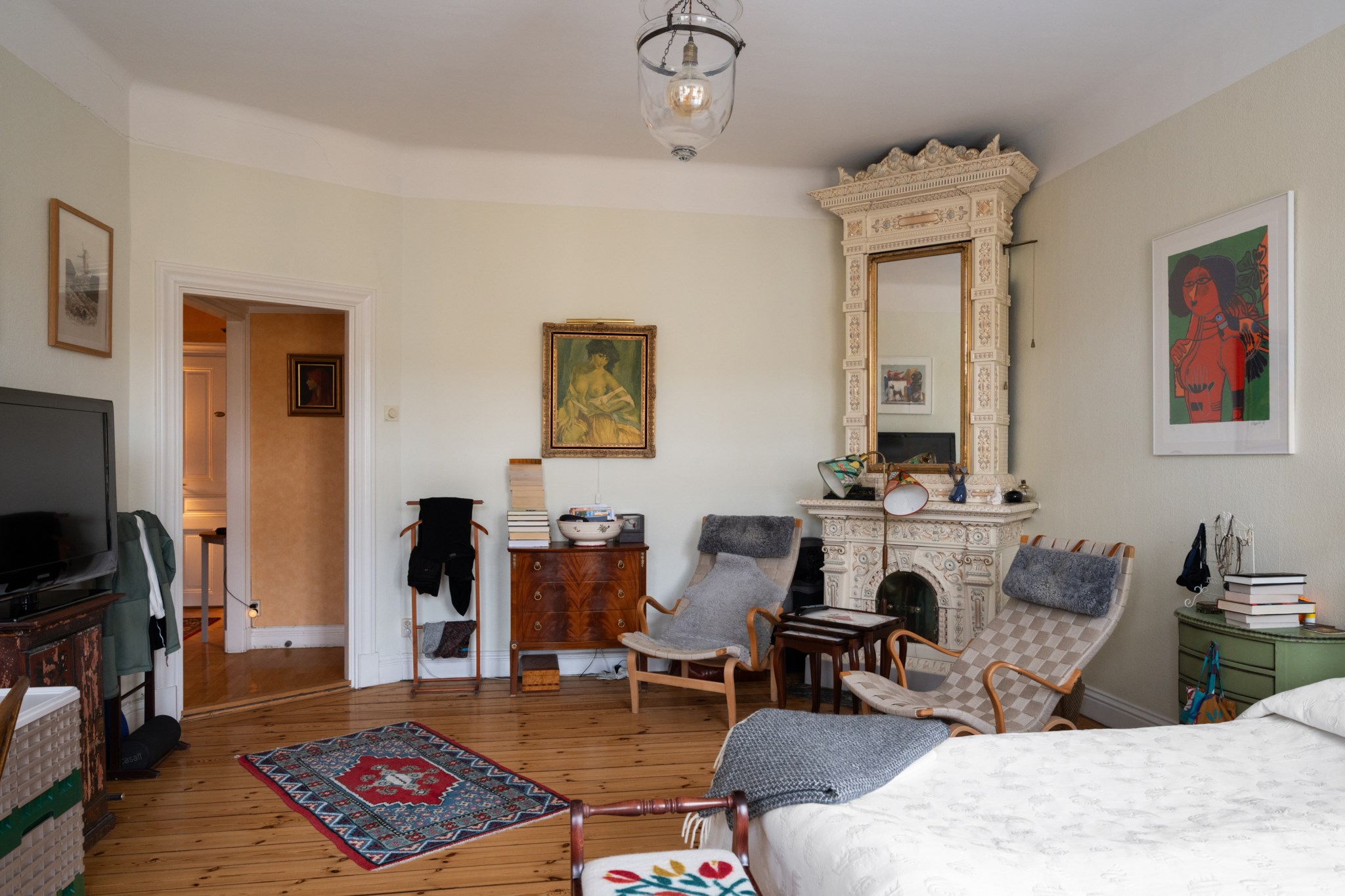 Master bedroom med enastående vacker kakelugn Surbrunnsgatan 7, 3 tr