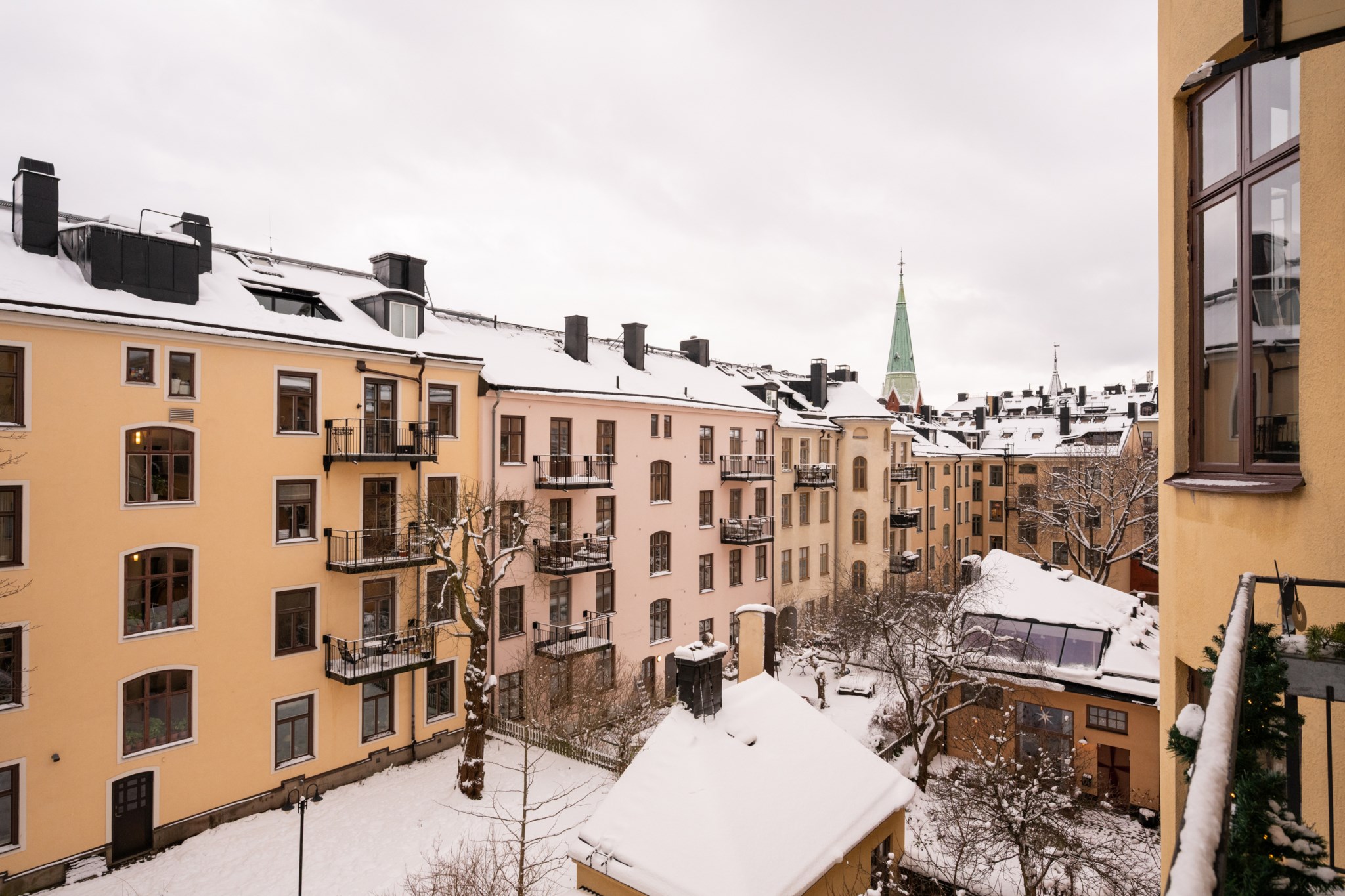 Balkong i tyst ostört läge med utsikt mot vackra innergårdar Surbrunnsgatan 7, 3 tr