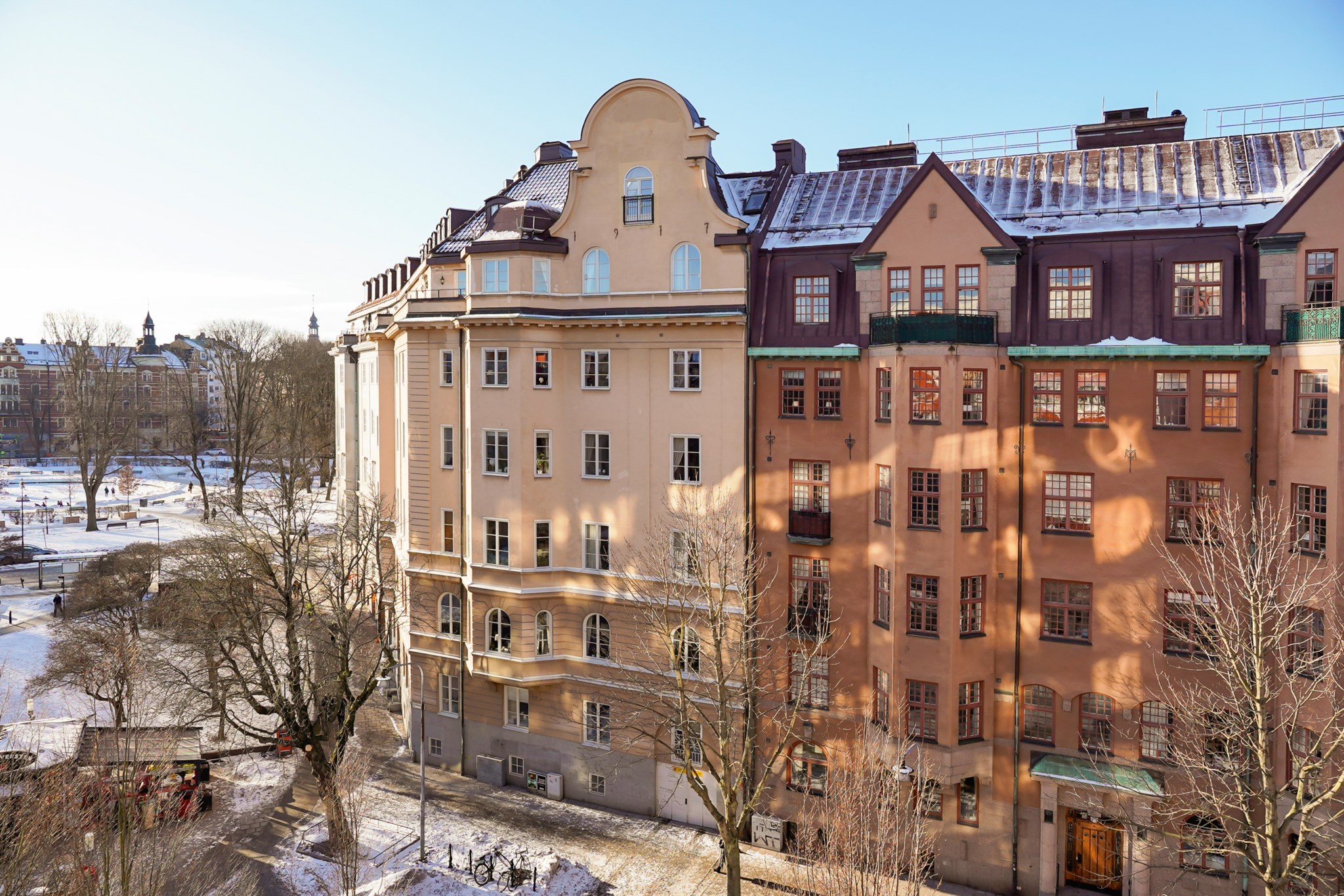 Utsikt mot Erik Dahlbergsalléns vackra fastigheter Karlaplan 15B, 4 tr