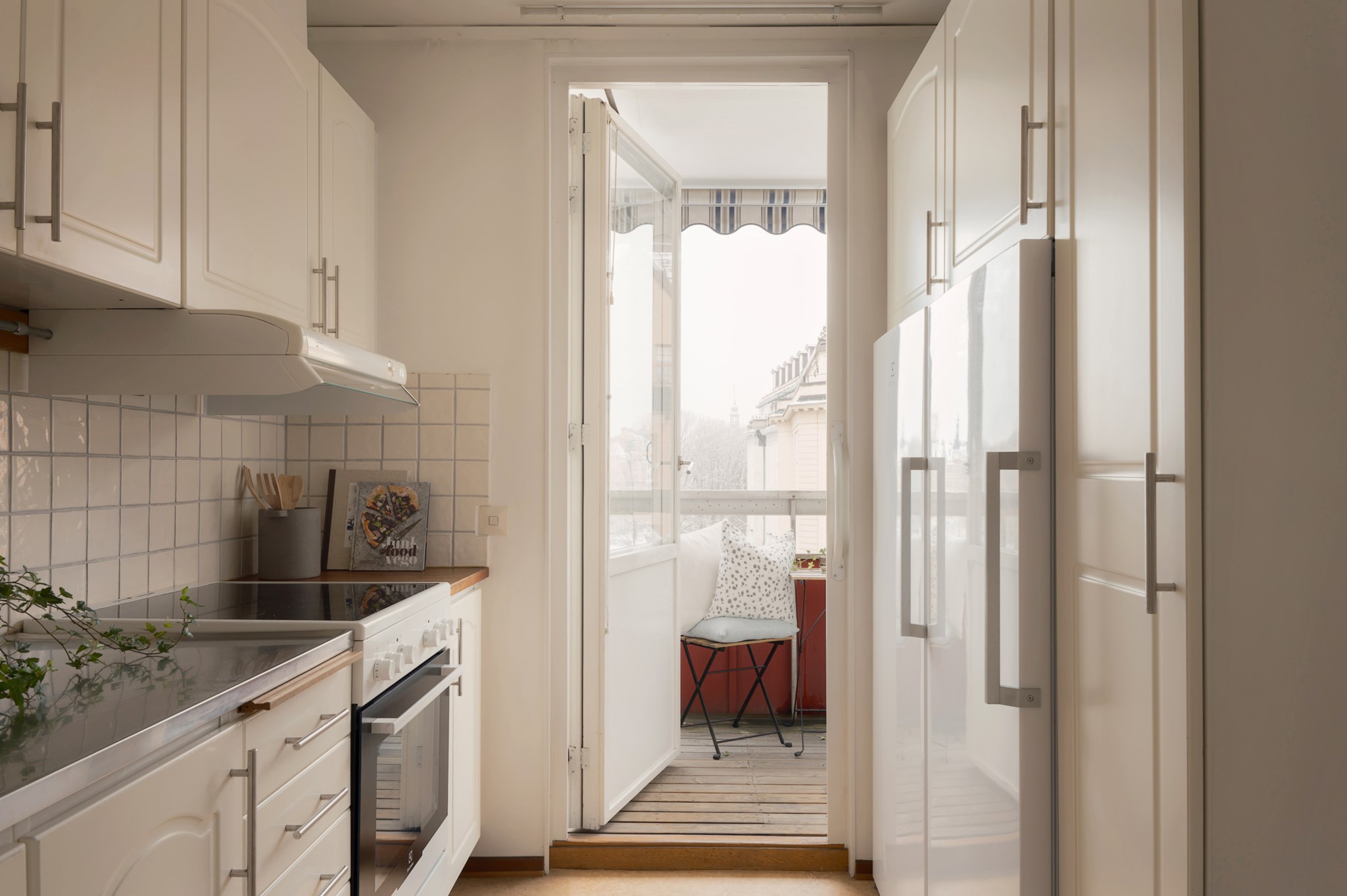 Kök med utgång till balkong Karlaplan 15B, 4 tr